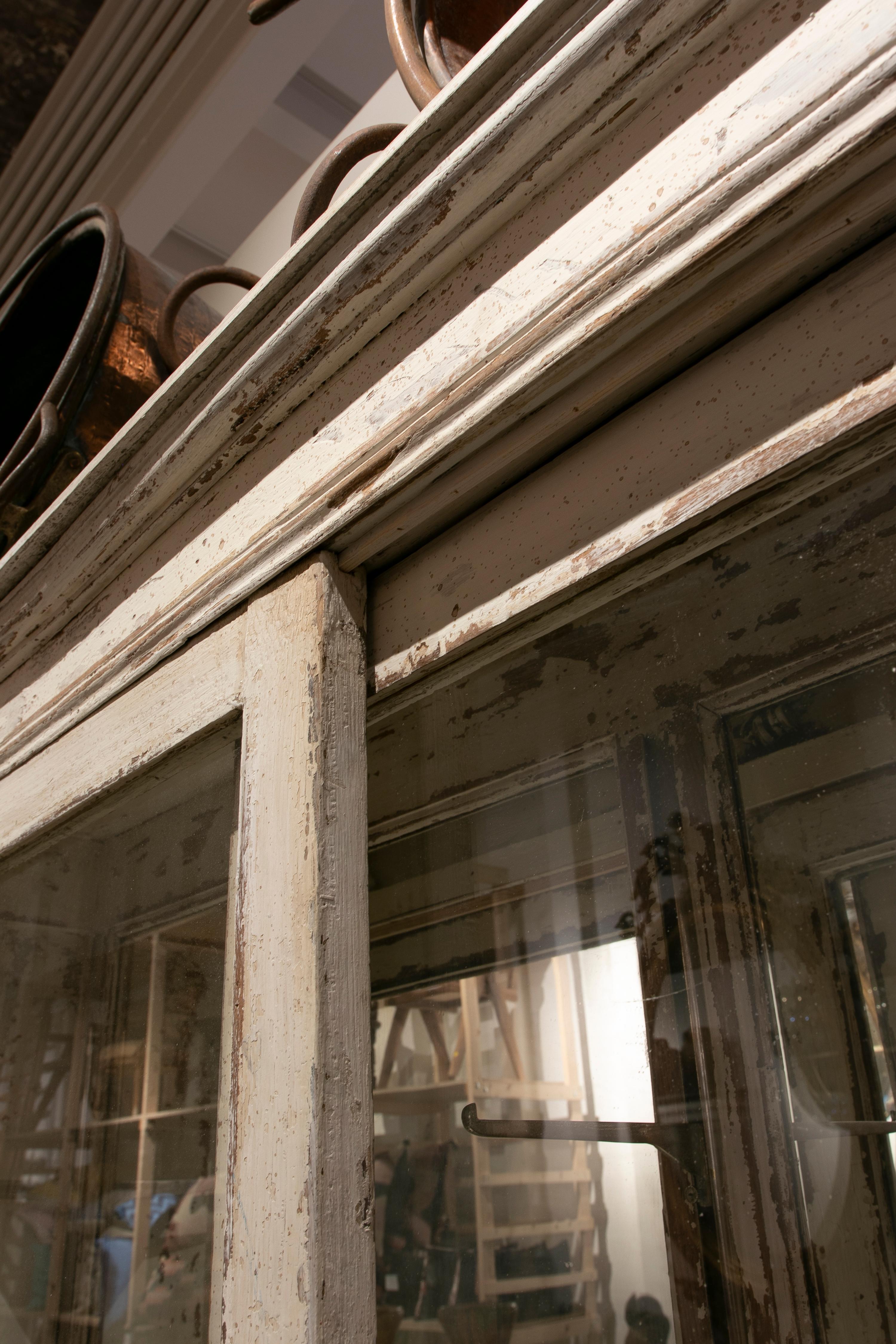 Paire de vitrines en bois avec portes coulissantes et portes polychromées ci-dessous en vente 8