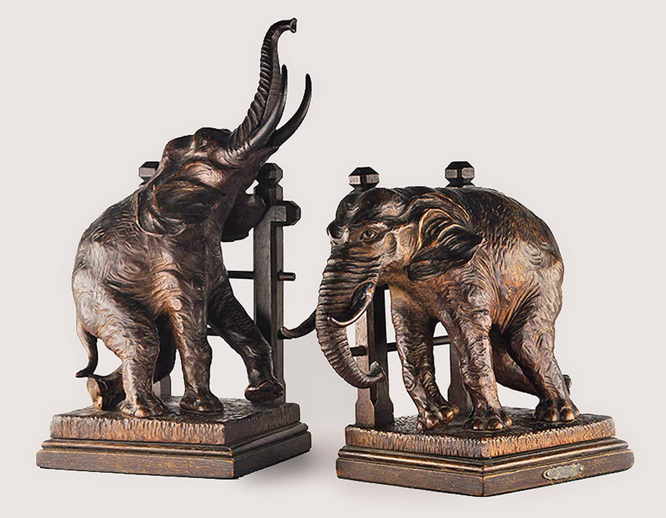Paire de serre-livres éléphants en bois sculpté du début du 20ème siècle par le sculpteur français Aris Bitter.

Par : Aris
Matériau : bois, métal
Technique : artisanal, sculpté à la main, sculpté, travail du métal
Dimensions : 6 po x 5,5 po x 12