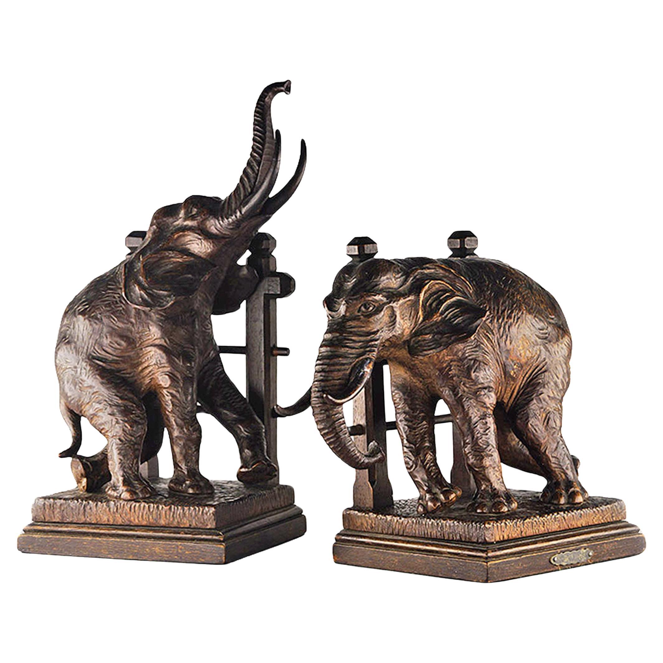 Paire de serre-livres éléphants en bois faits main du début du 20e siècle par Ary Bitter en vente