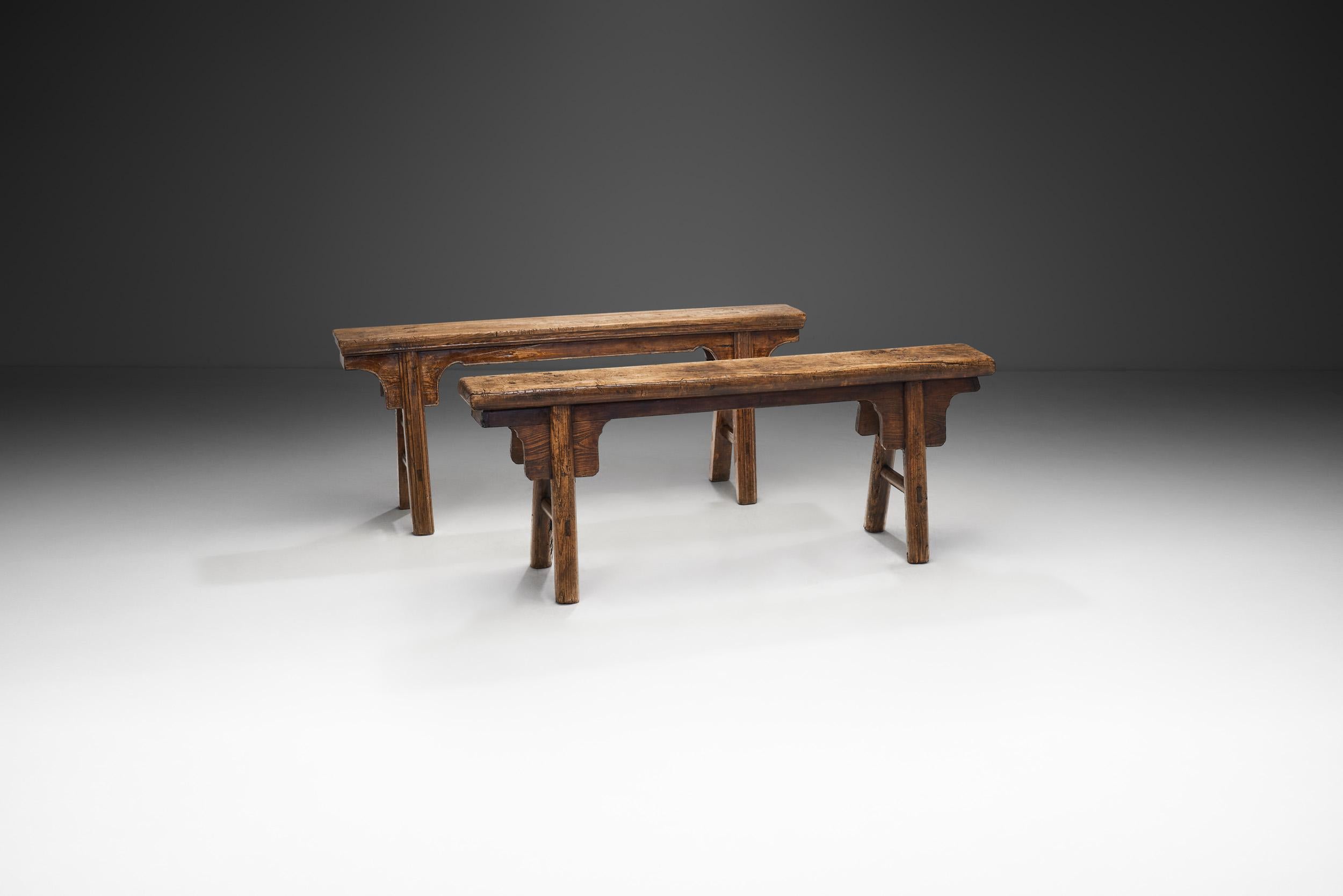 Queste panchine sono state originariamente realizzate per gli spazi pubblici e, in un secondo momento, sono entrate nelle case, nei negozi e persino nelle postazioni di lavoro. Portano il segno dell'inizio del XX secolo, un'epoca in cui il legno