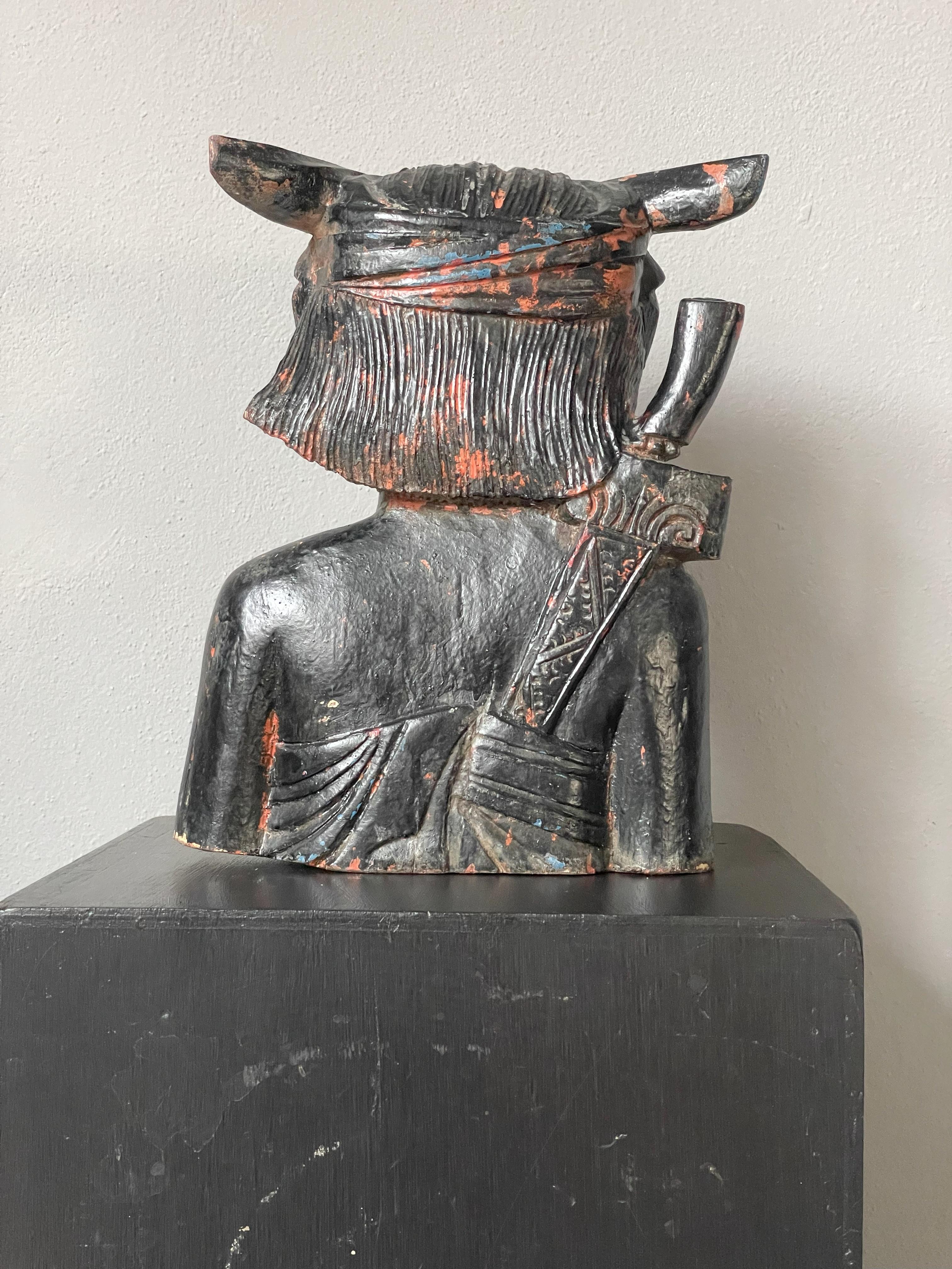 Zwei schöne Skulpturen aus Holz und schwarz lackiert.