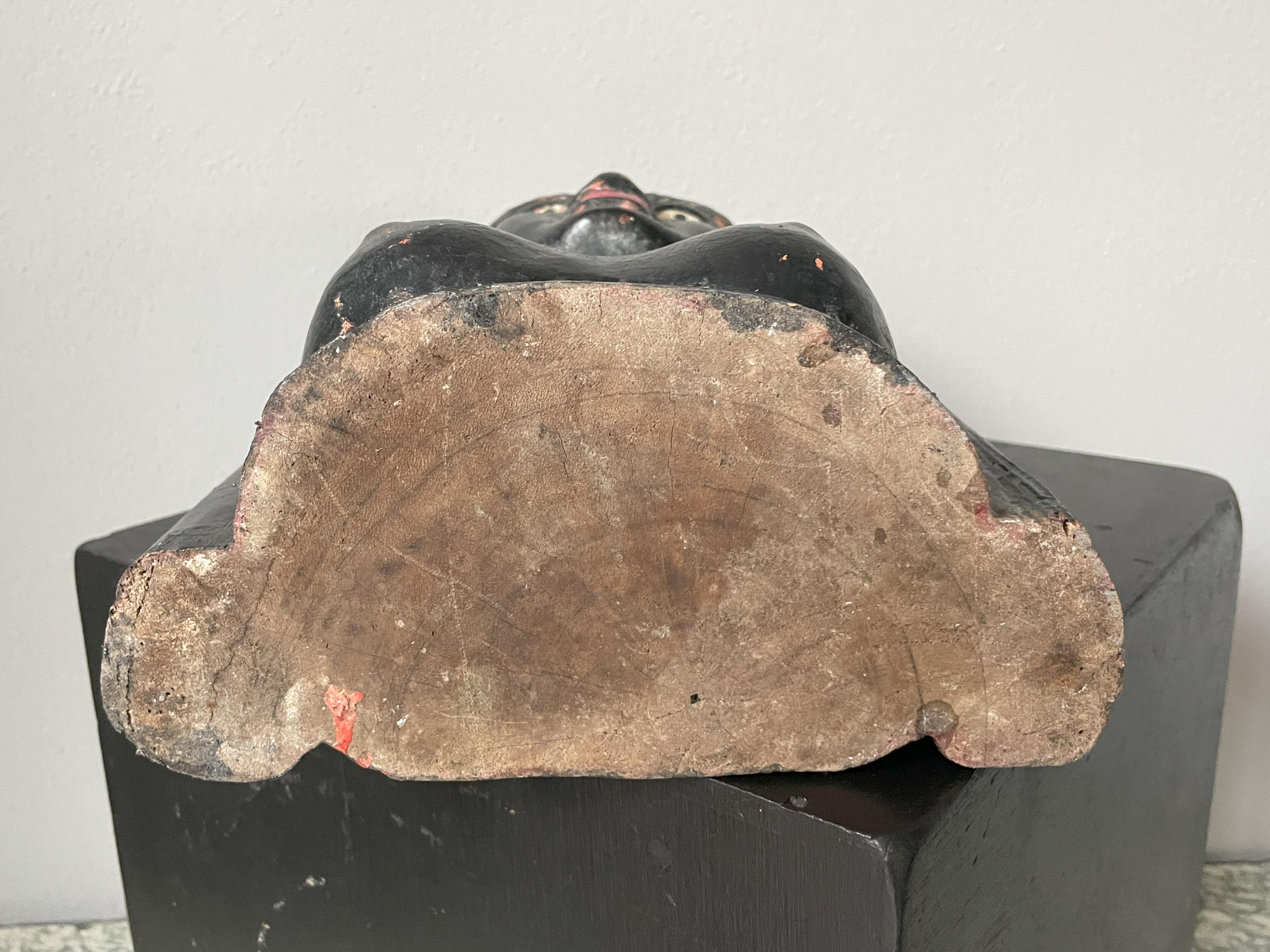 Paar schwarze weibliche Holzskulpturen im Angebot 4
