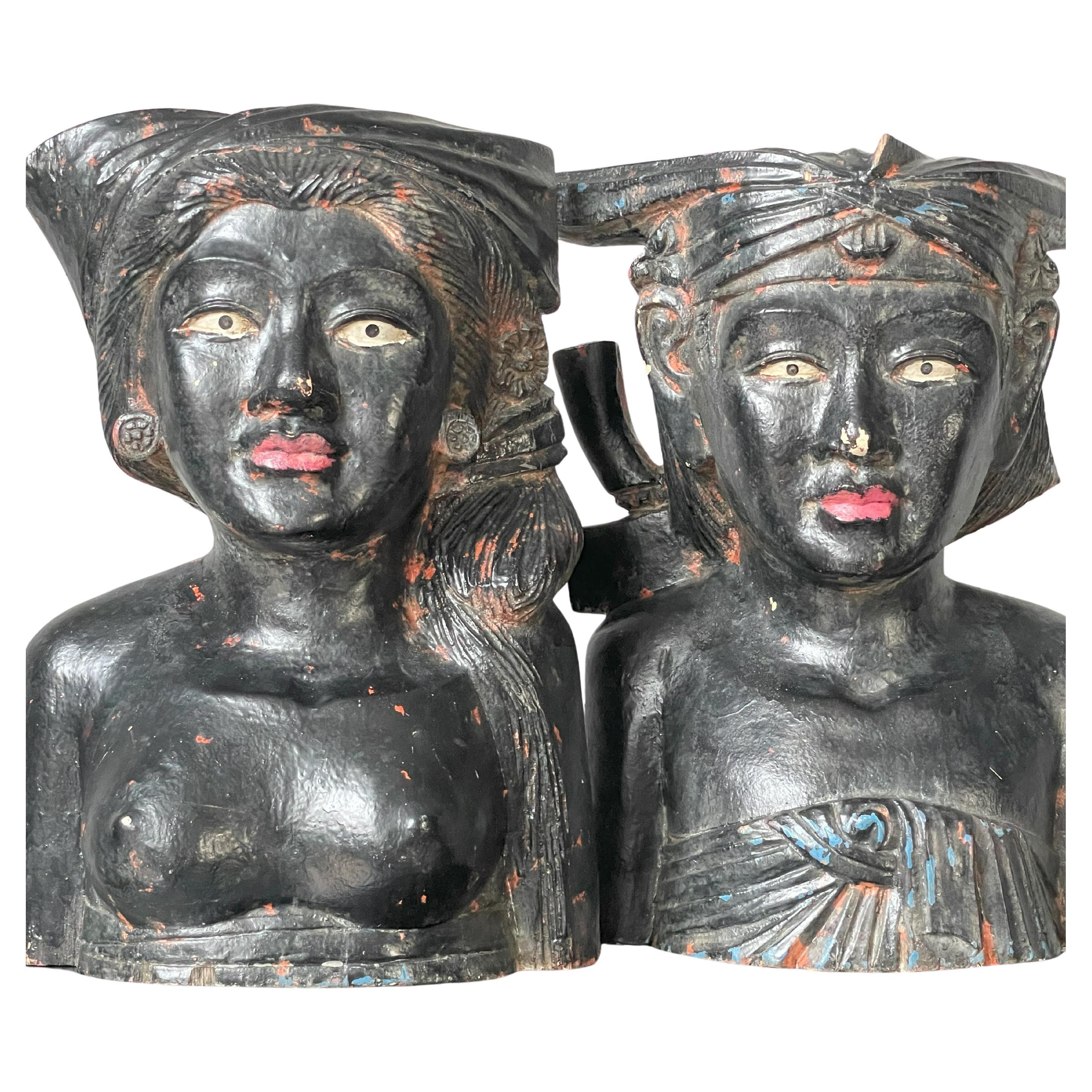Paire de sculptures féminines noires en bois