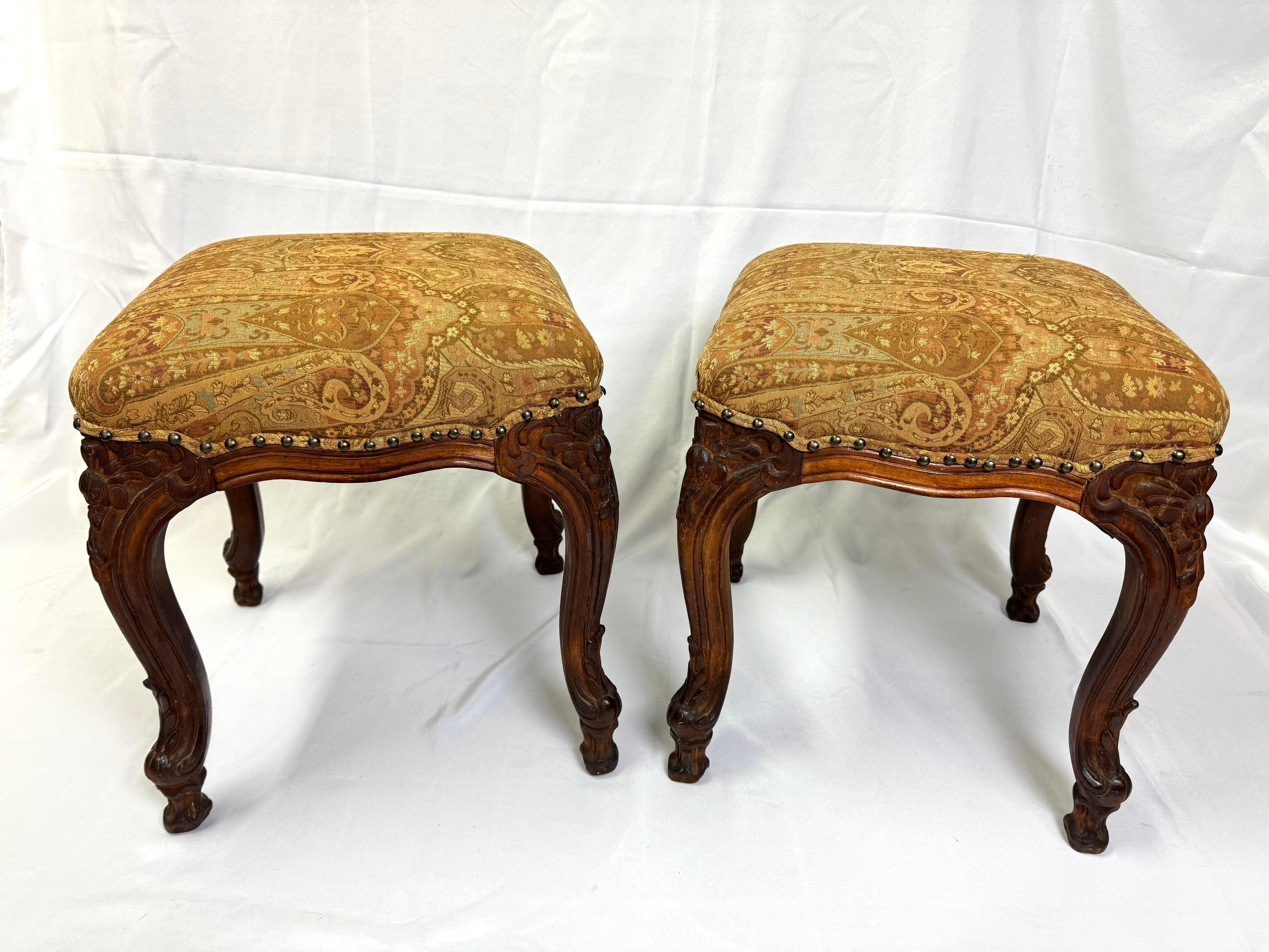 Pareja de Reposapiés u Otomanas de Madera. Utilízalo debajo de una consola o como taburete lateral para los pies. Clásica pata cabriolé de madera maciza con remates de latón. A la tela le vendría bien una actualización.