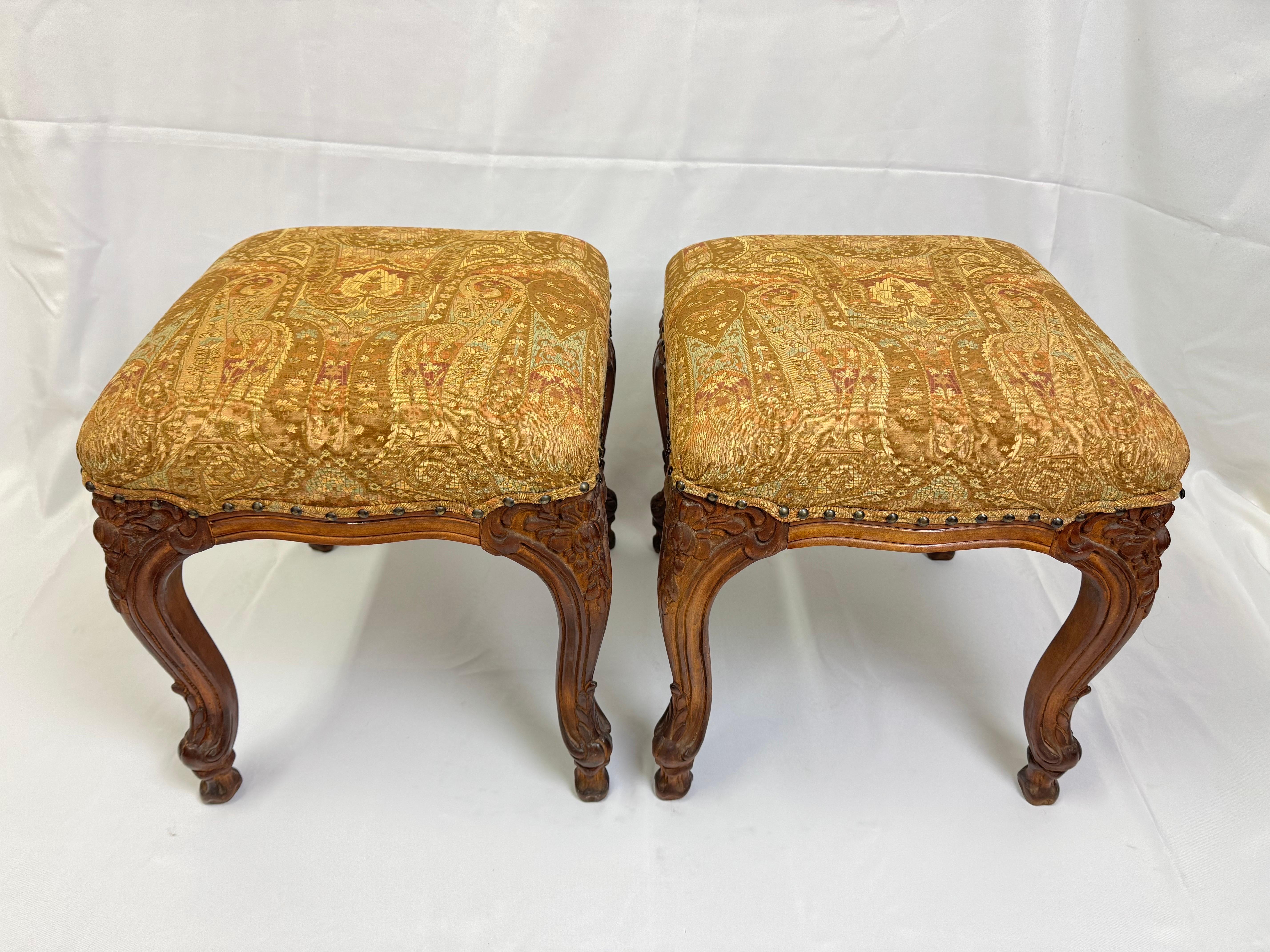 Pareja de Reposapiés u Otomanos de Madera en Bueno estado para la venta en Redding, CT