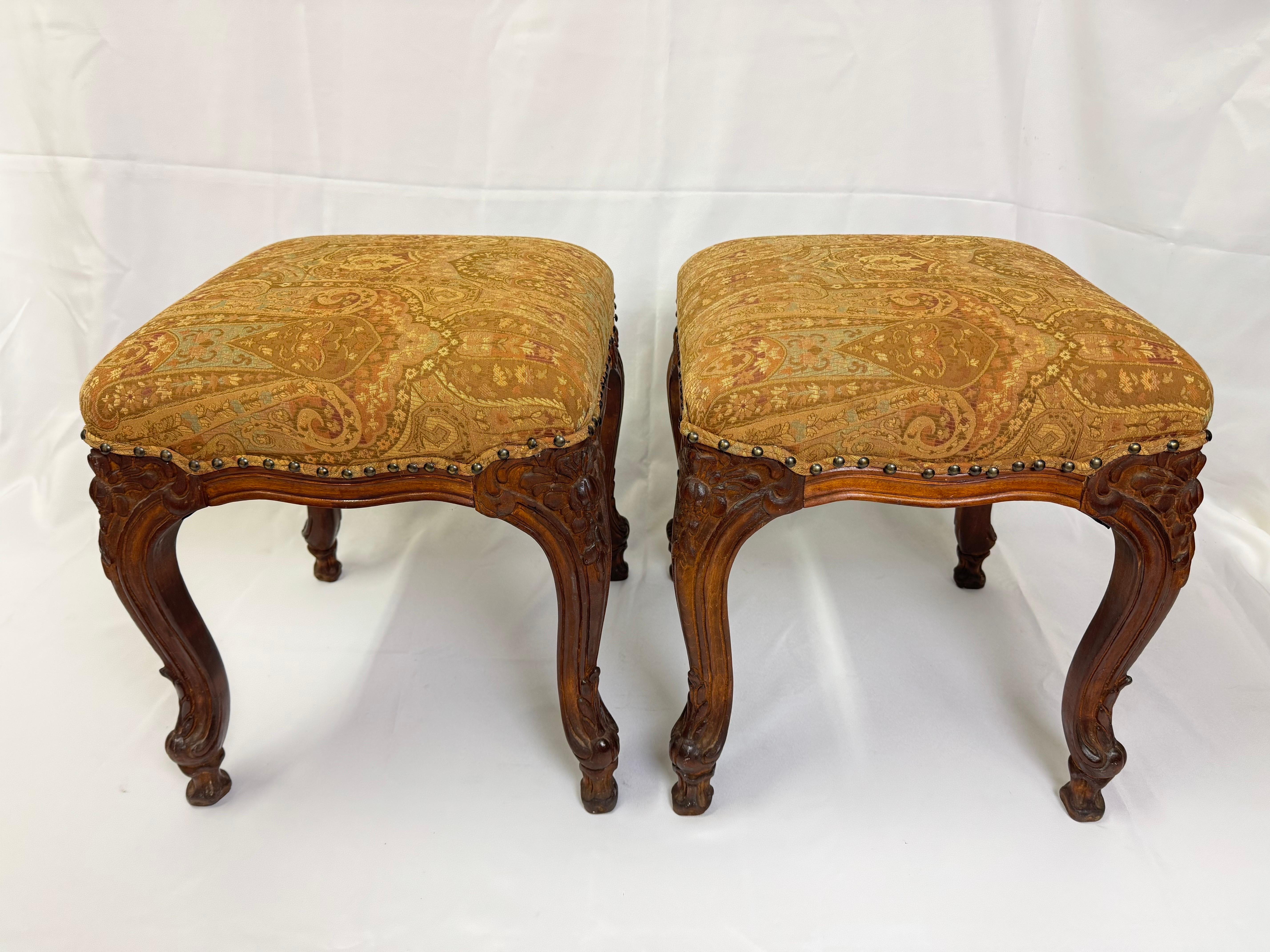 Pareja de Reposapiés u Otomanos de Madera finales del siglo XX en venta