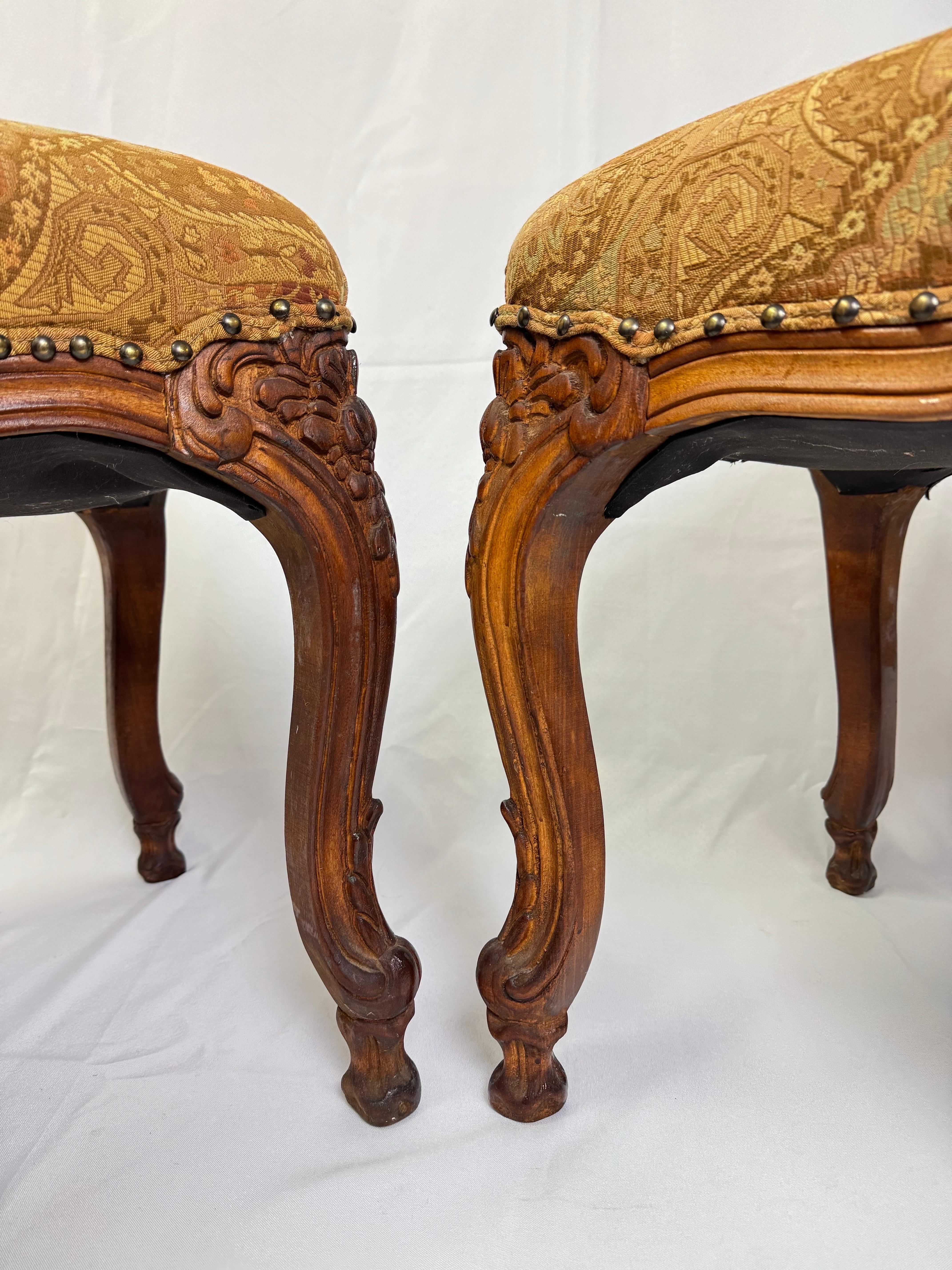 Pareja de Reposapiés u Otomanos de Madera en venta 2