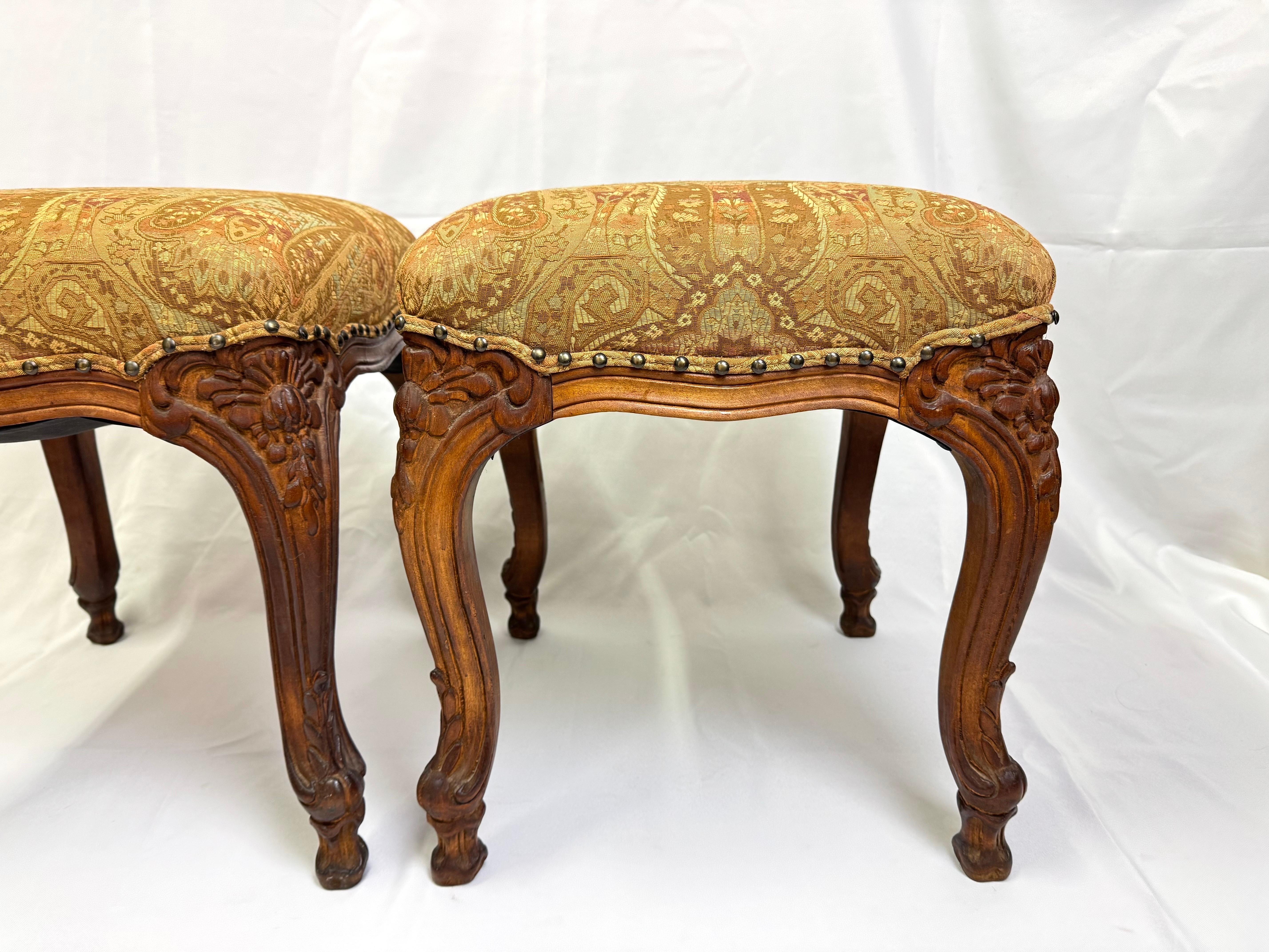 Pareja de Reposapiés u Otomanos de Madera en venta 4