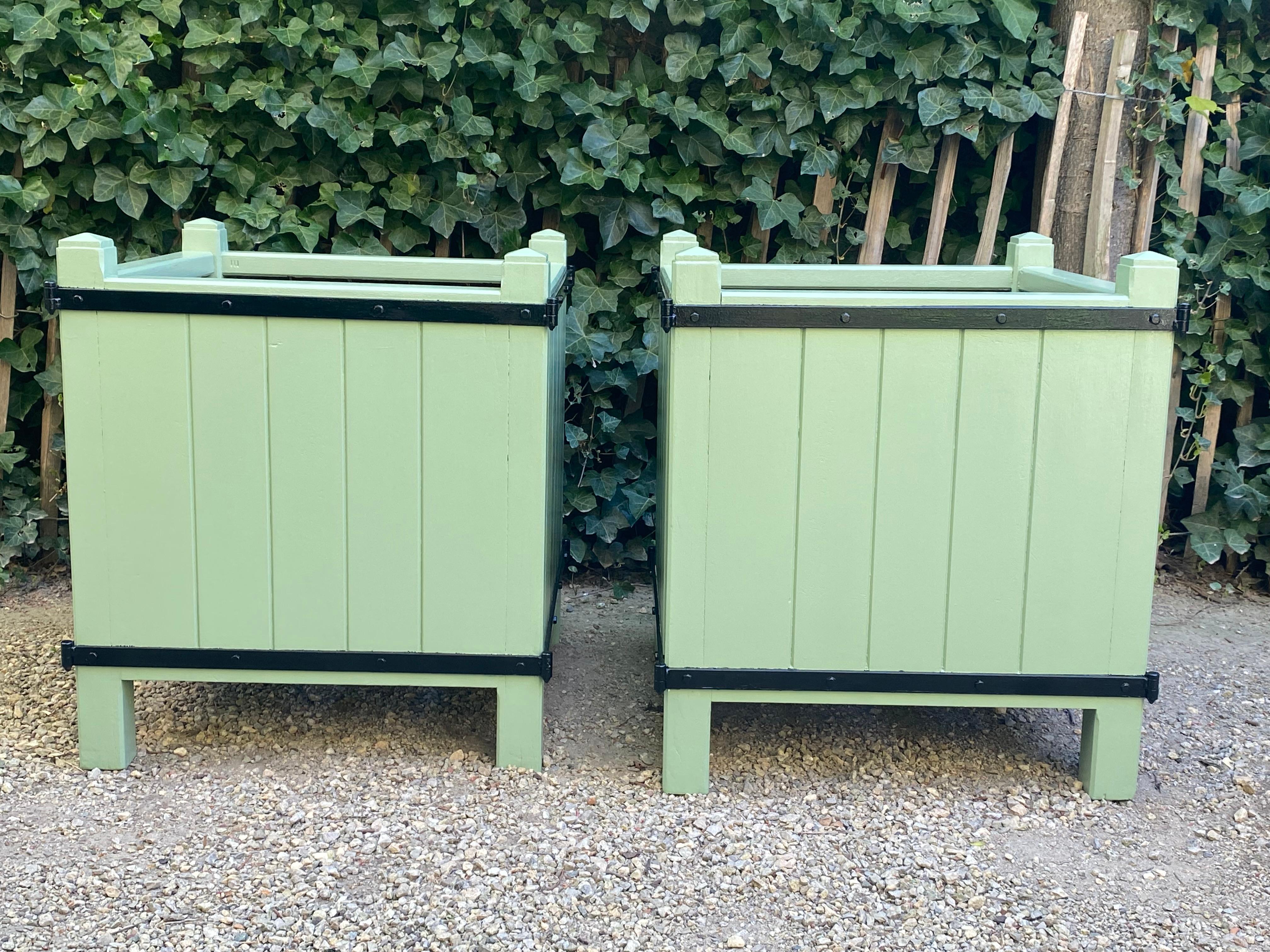 Very beautiful pair of garden planters painted in green lacquered paint,
Outside Green, Japan Lac By Emente, Belgium
2 sets available,
strong construction, perfect condition.