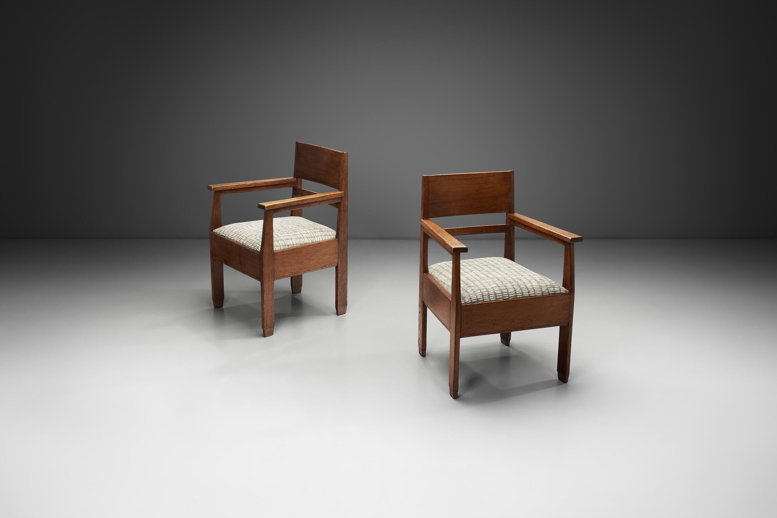 Cette élégante paire de fauteuils incarne les principes de conception distinctifs du mouvement Nieuwe Haagse School (Nouvelle école de La Haye), qui a vu le jour aux Pays-Bas et a atteint son apogée entre 1925 et 1940, apportant de l'uniformité au