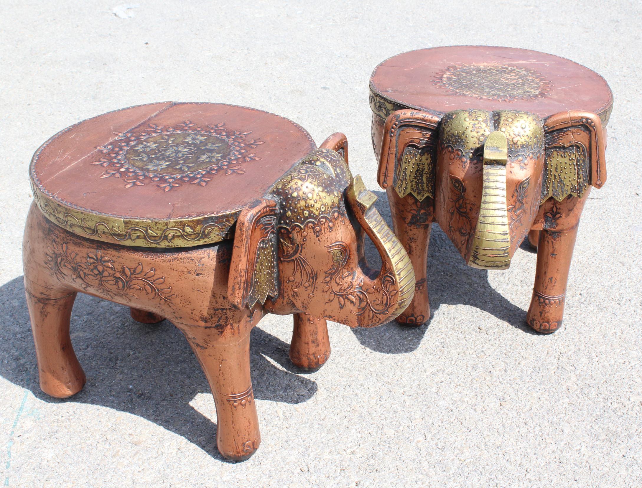 Paar handgeschnitzte indische niedrige Holzhocker aus Holz, die Elefanten darstellen (Indisch)