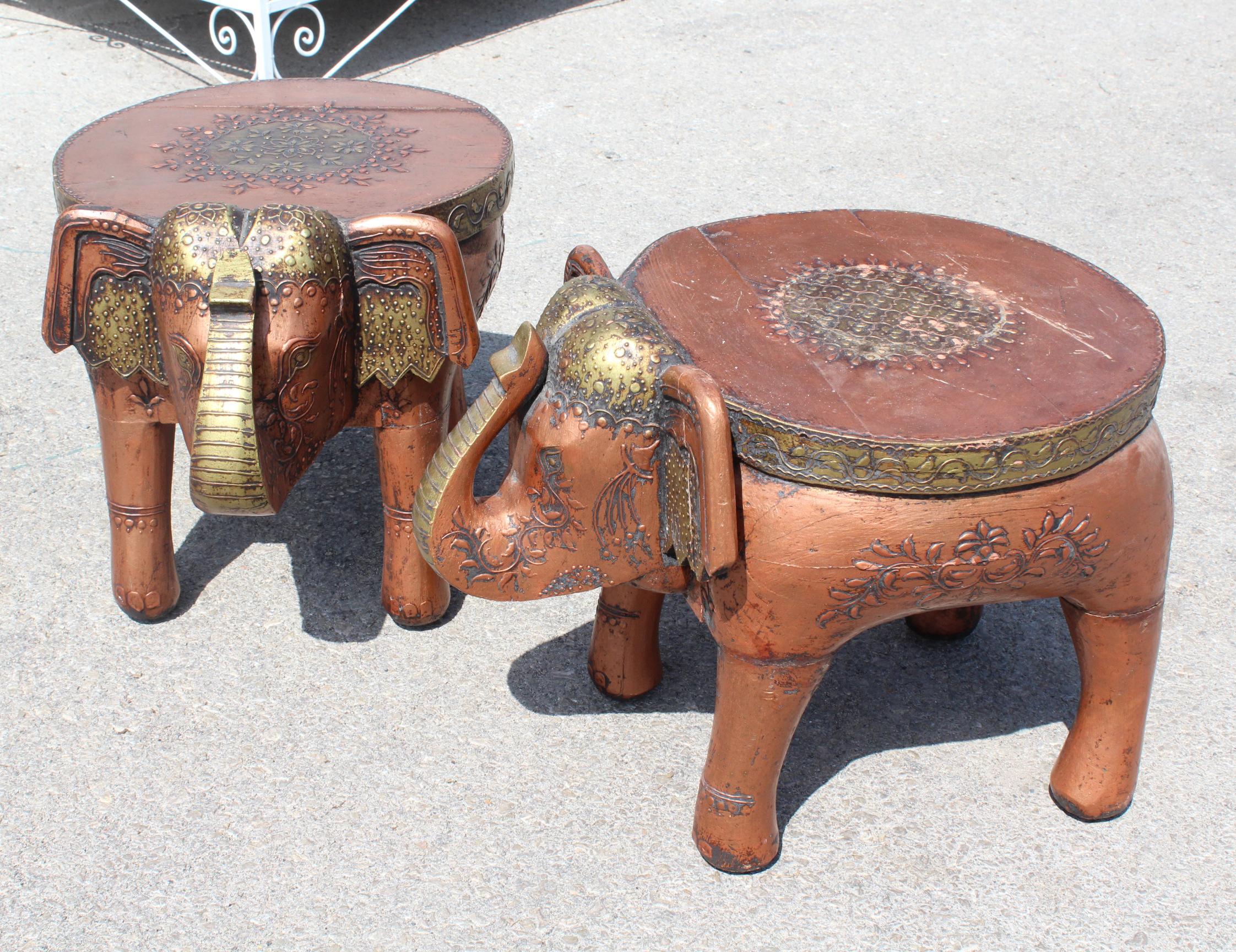 Paar handgeschnitzte indische niedrige Holzhocker aus Holz, die Elefanten darstellen (Polychromiert)