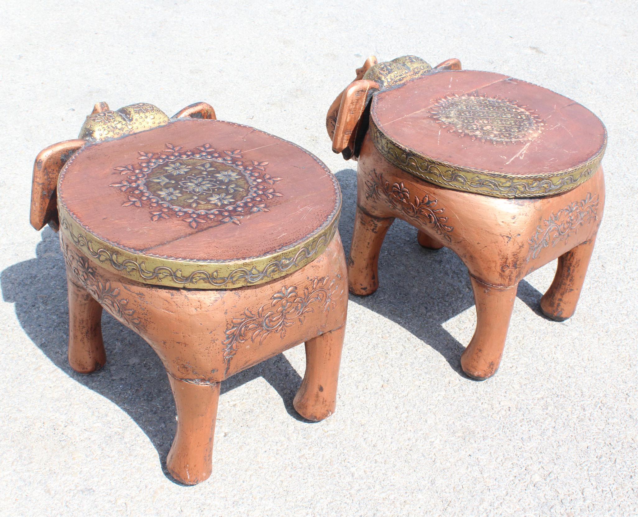 Paar handgeschnitzte indische niedrige Holzhocker aus Holz, die Elefanten darstellen 1