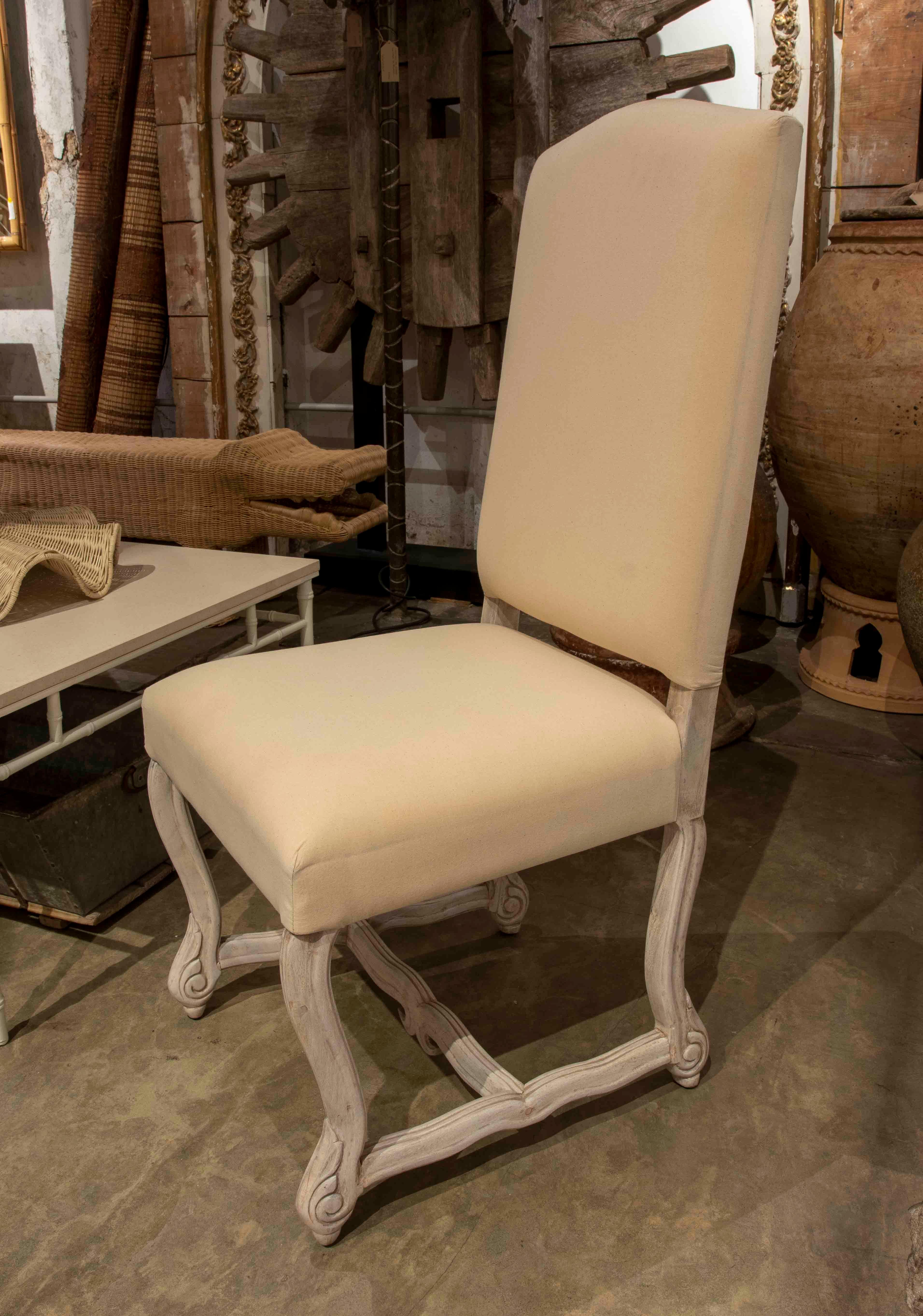 Paar von  Esszimmerstühle mit hoher Rückenlehne aus Holz für Polstermöbel im Zustand „Gut“ im Angebot in Marbella, ES