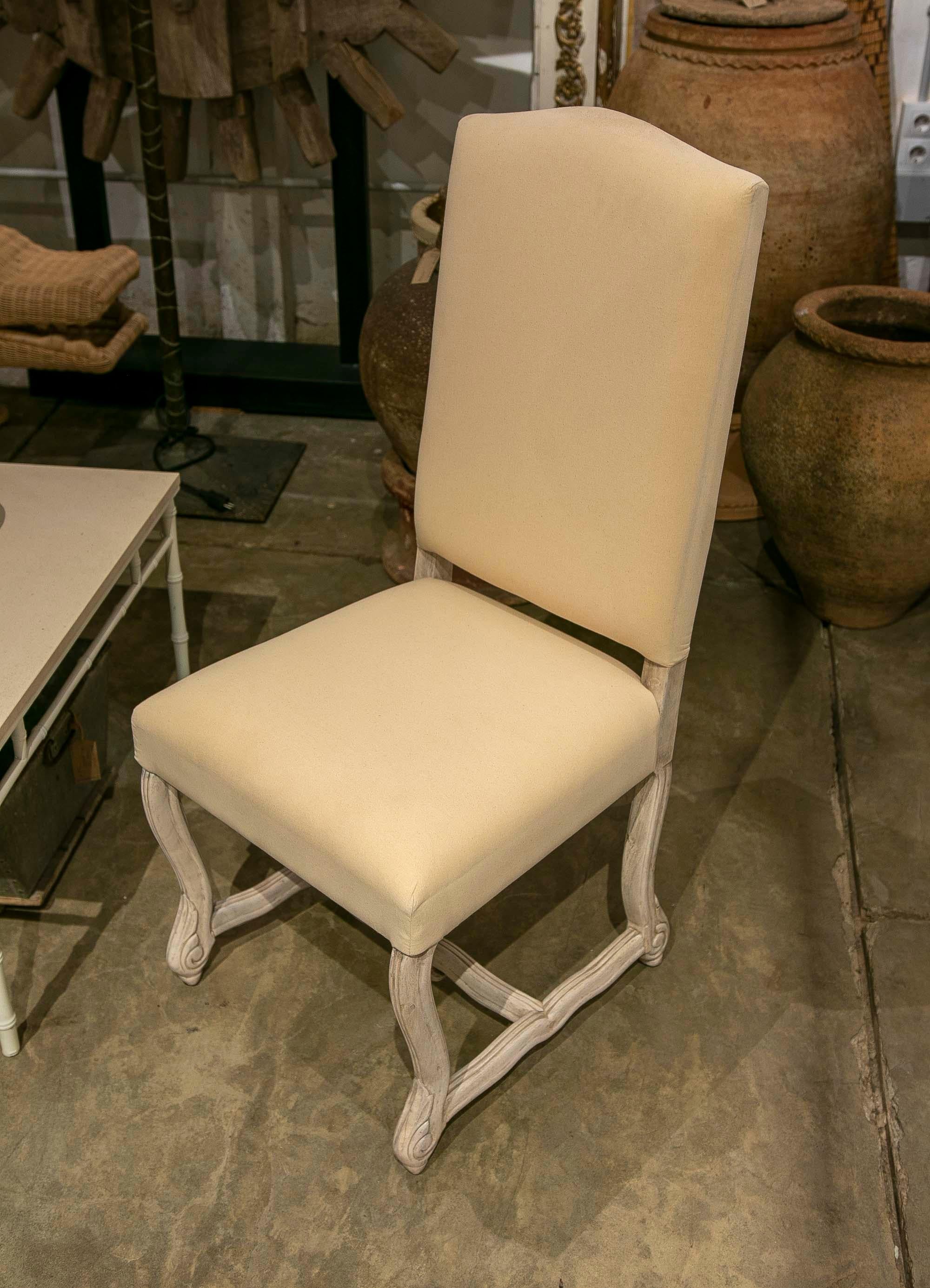 Paar von  Esszimmerstühle mit hoher Rückenlehne aus Holz für Polstermöbel (21. Jahrhundert und zeitgenössisch) im Angebot