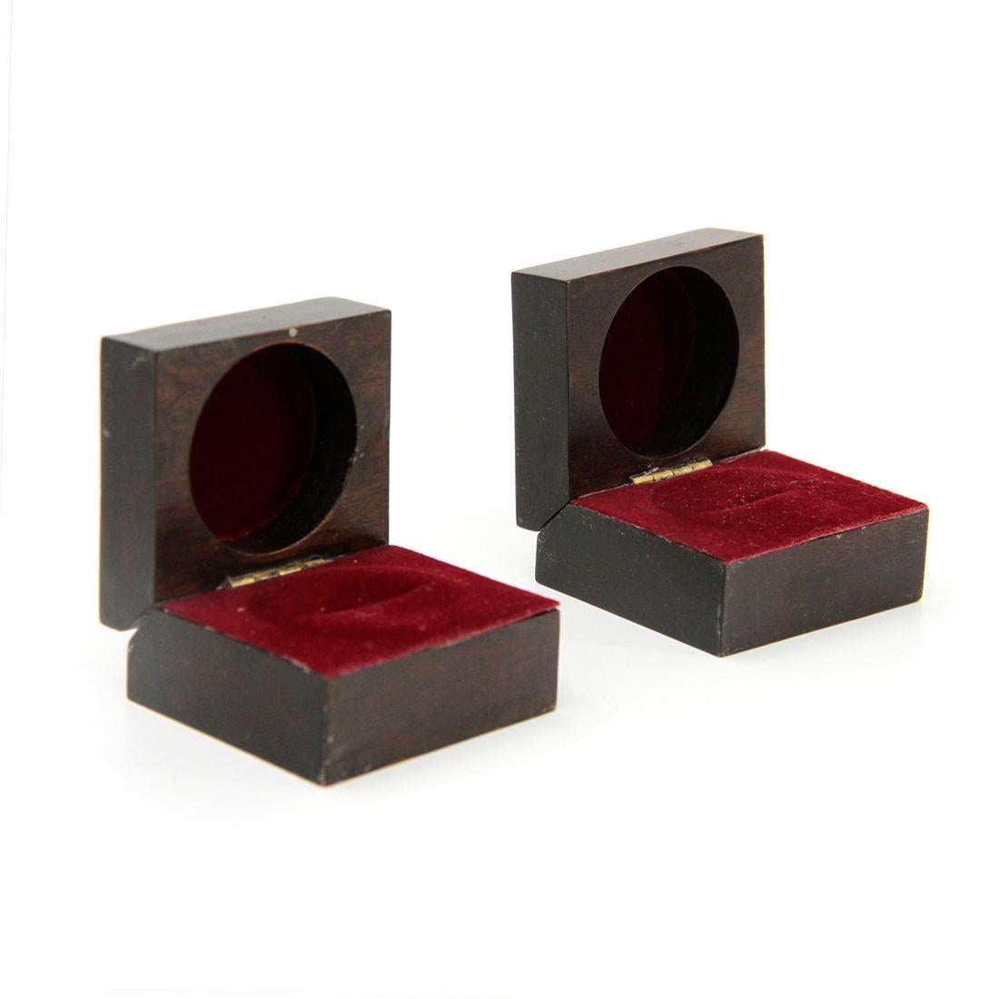 Pair of Italian-made wedding ring boxes produced in the 1950s.
Solid wood structure.
Burgundy velvet lined interior.
Good general conditions, some signs due to normal use over time.

Dimensions: Length 5 cm, depth 5 cm, height 4 cm.