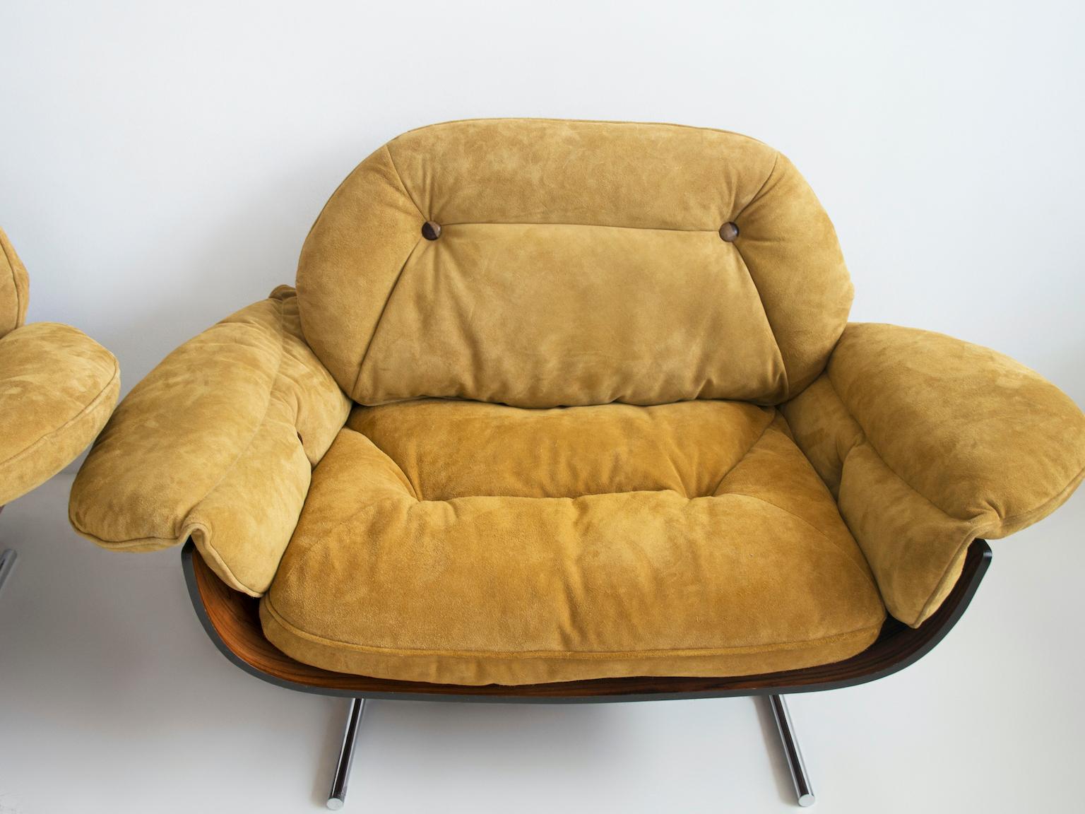 Pair of Wooden Jorge Zalszupin Presidential Armchairs Upholstered with Suede In Good Condition For Sale In Madrid, ES