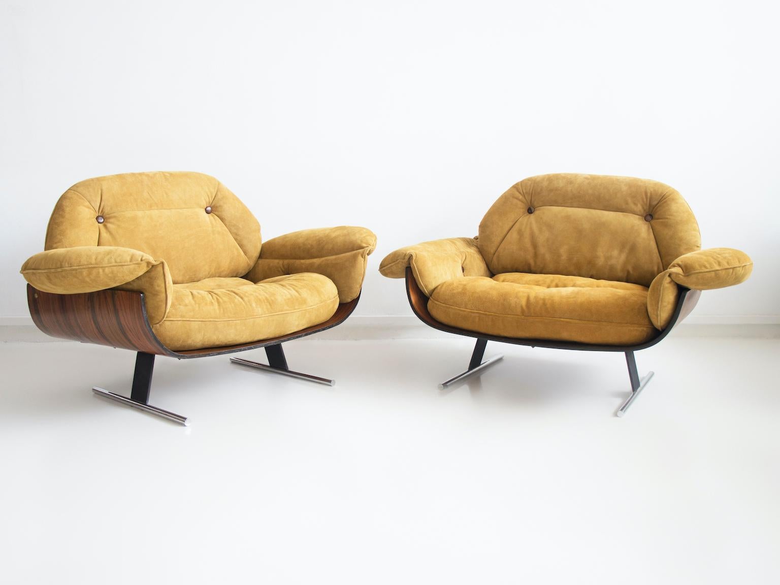 Pair of Wooden Jorge Zalszupin Presidential Armchairs Upholstered with Suede For Sale 2