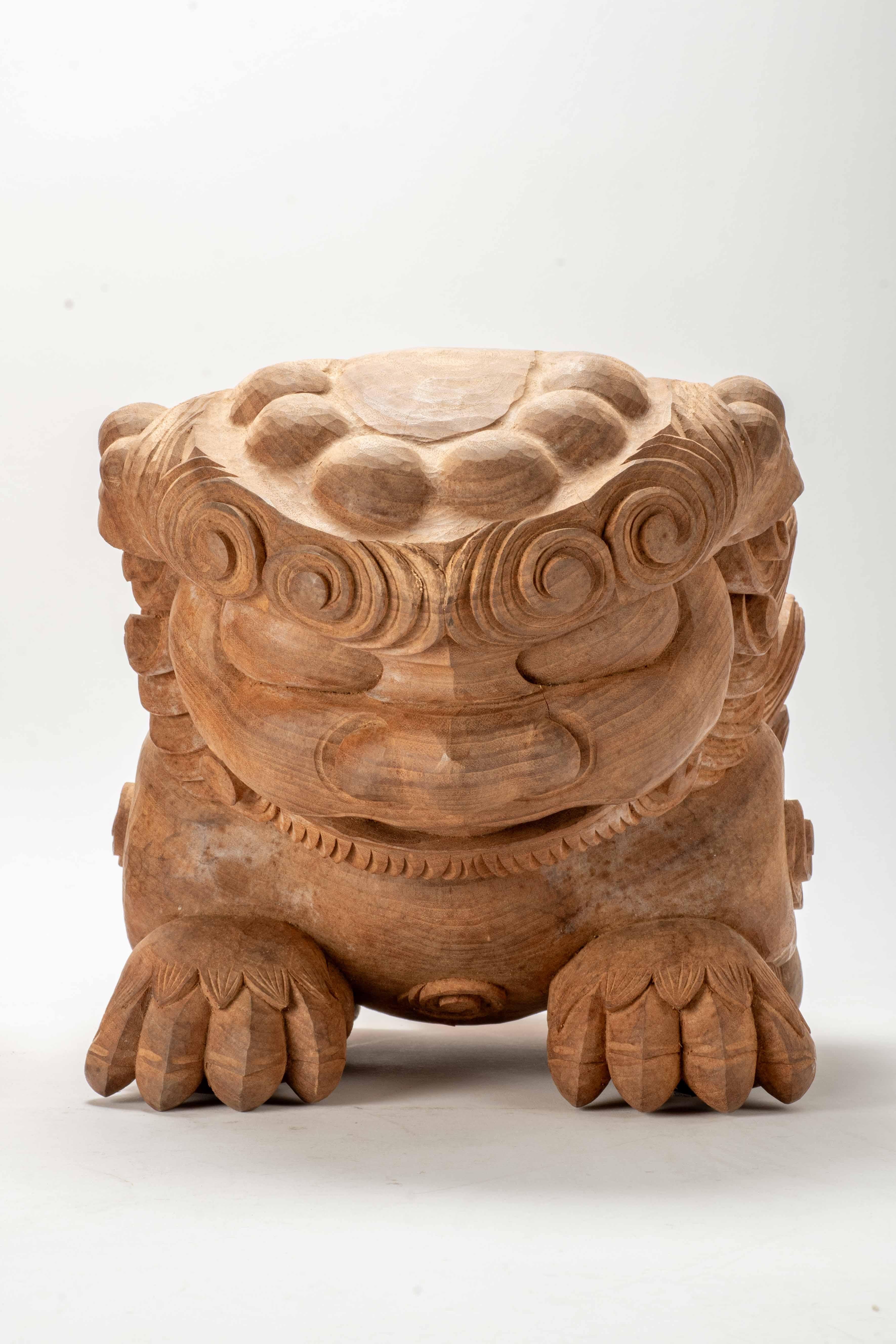 Pair Of Wooden Kibana Carved In The Shape Of A Shishi In Good Condition In Milano, IT