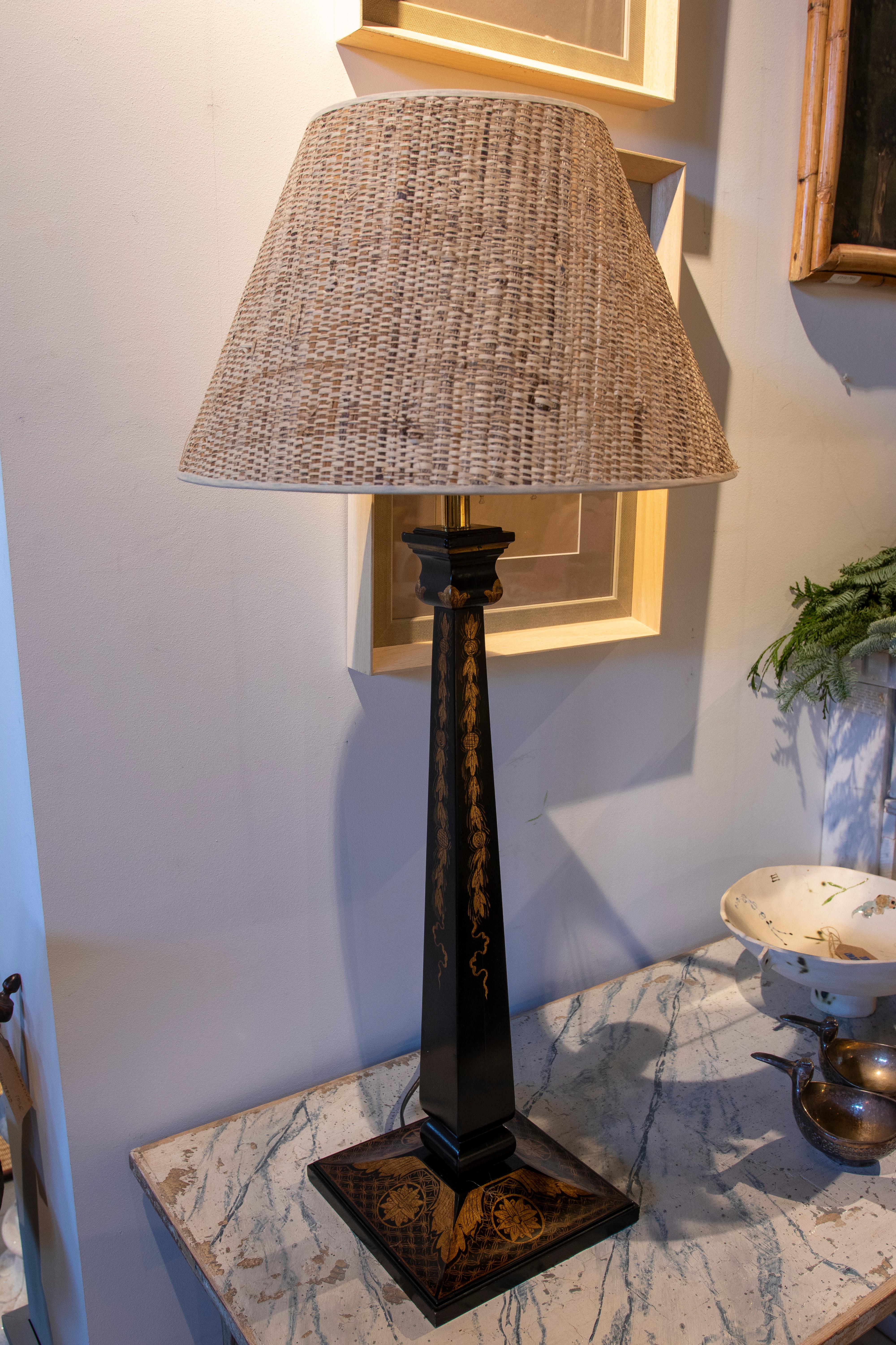 Pair of wooden lamps in black with gold flower decoration.
The measurement is without screen.