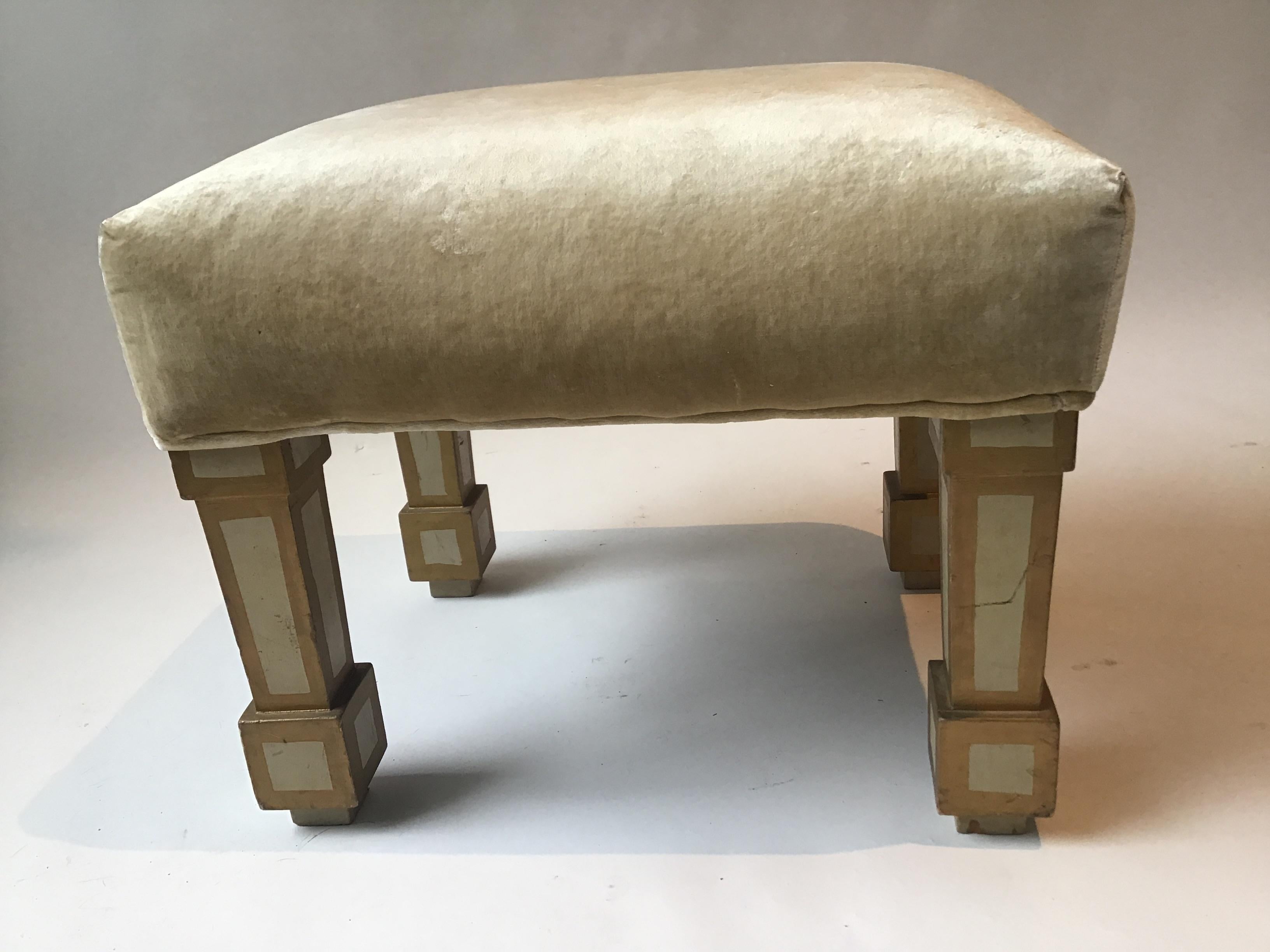 Paire d'ottomans à pieds en bois Bon état - En vente à Tarrytown, NY