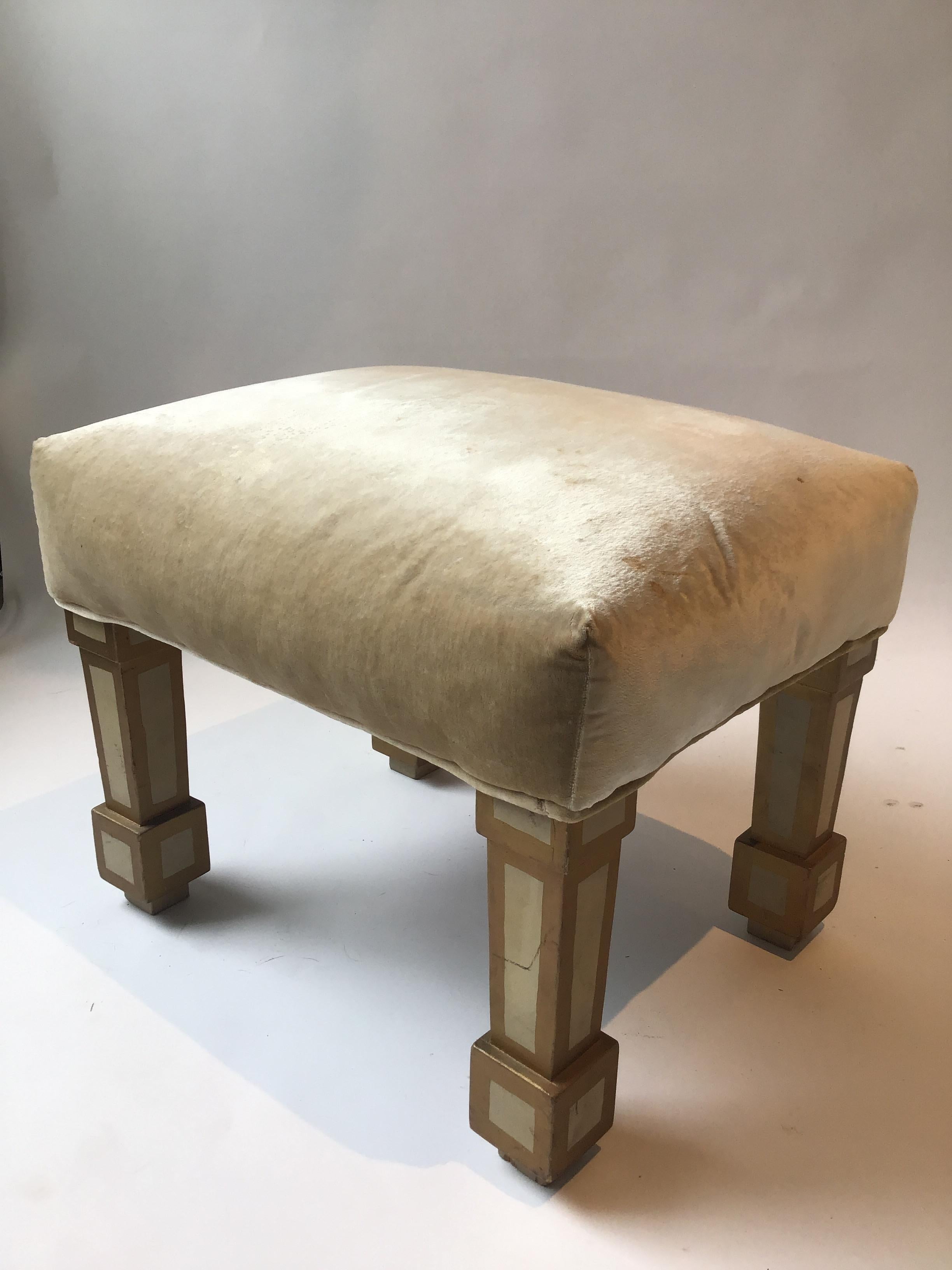 XXIe siècle et contemporain Paire d'ottomans à pieds en bois en vente