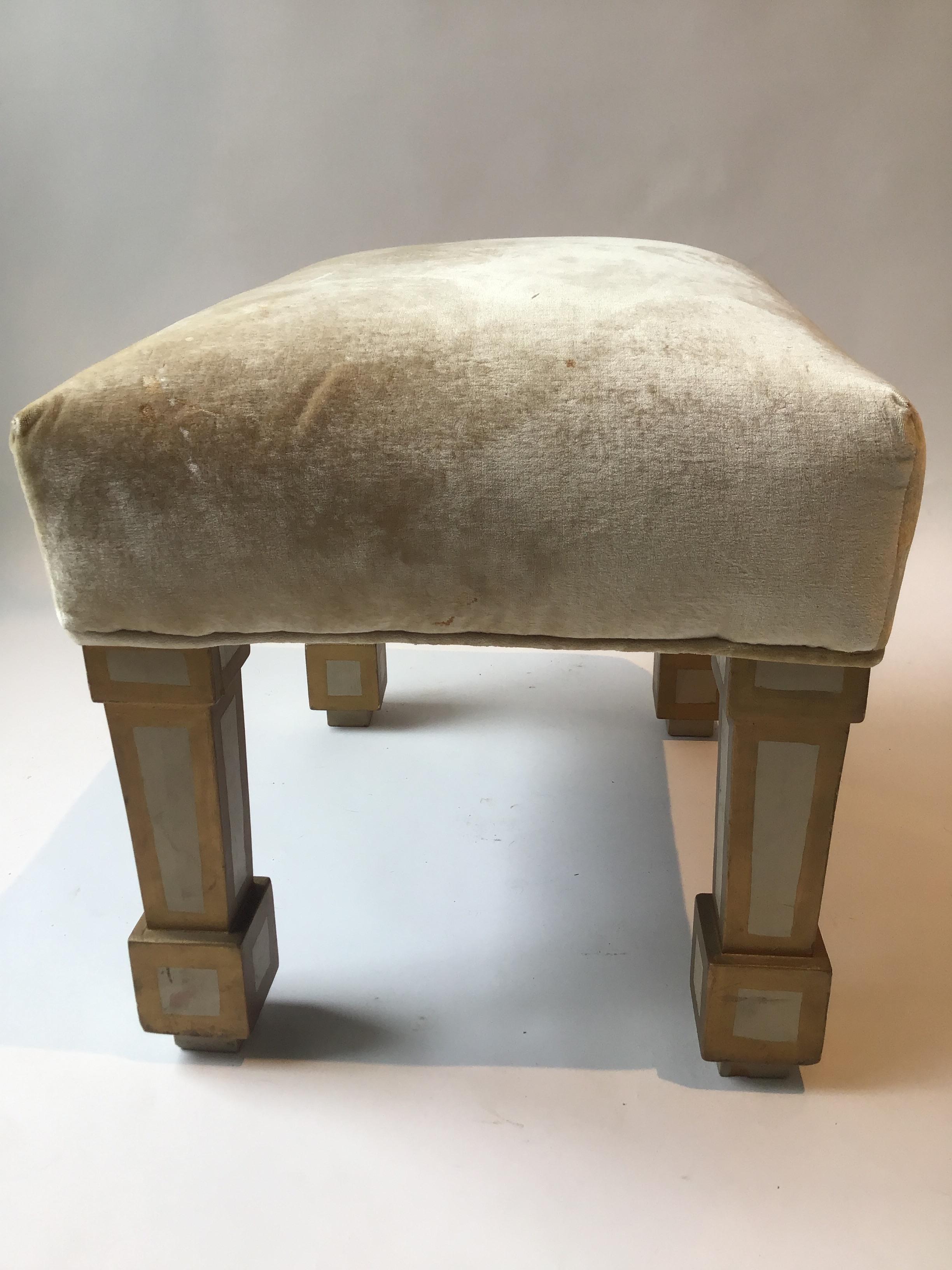 Bois Paire d'ottomans à pieds en bois en vente