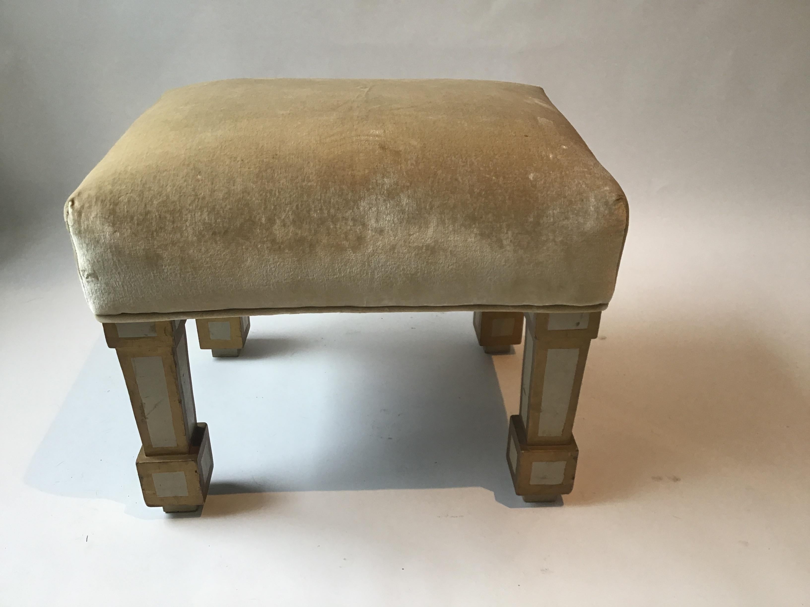 Paire d'ottomans à pieds en bois en vente 1