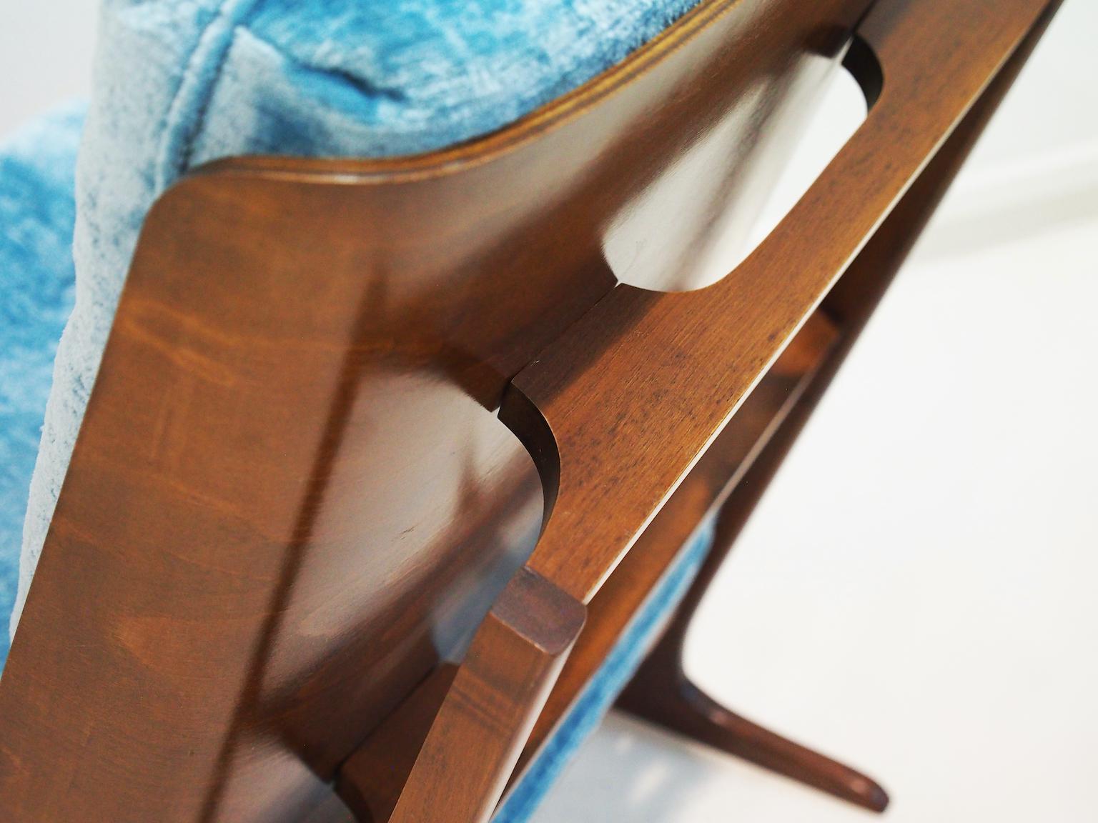 Paire de chaises longues en bois avec dossier en contreplaqué moulé et tissu d'ameublement bleu en vente 3