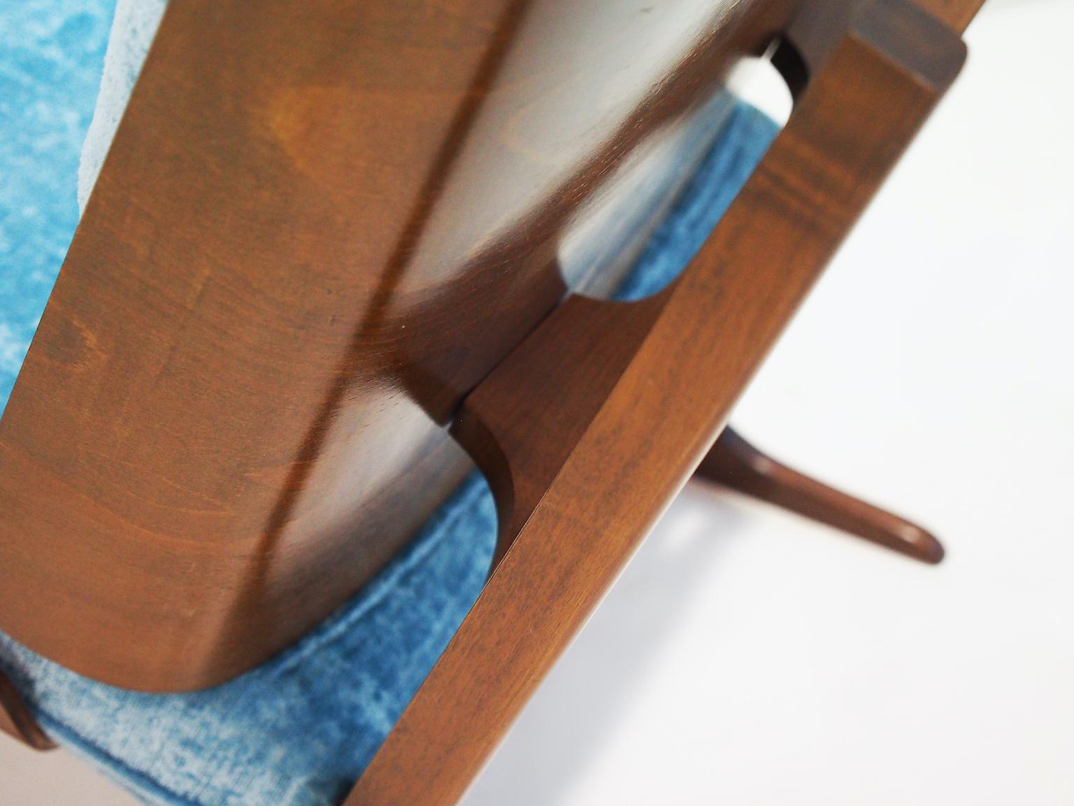 Paire de chaises longues en bois avec dossier en contreplaqué moulé et tissu d'ameublement bleu en vente 4