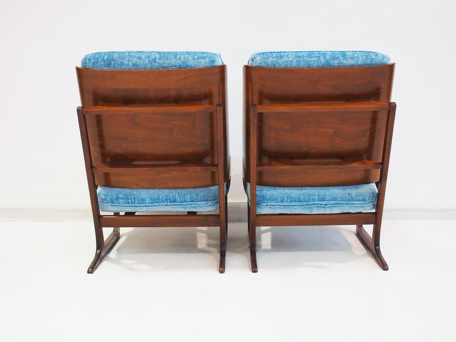 Paire de chaises longues en bois avec dossier en contreplaqué moulé et tissu d'ameublement bleu en vente 5