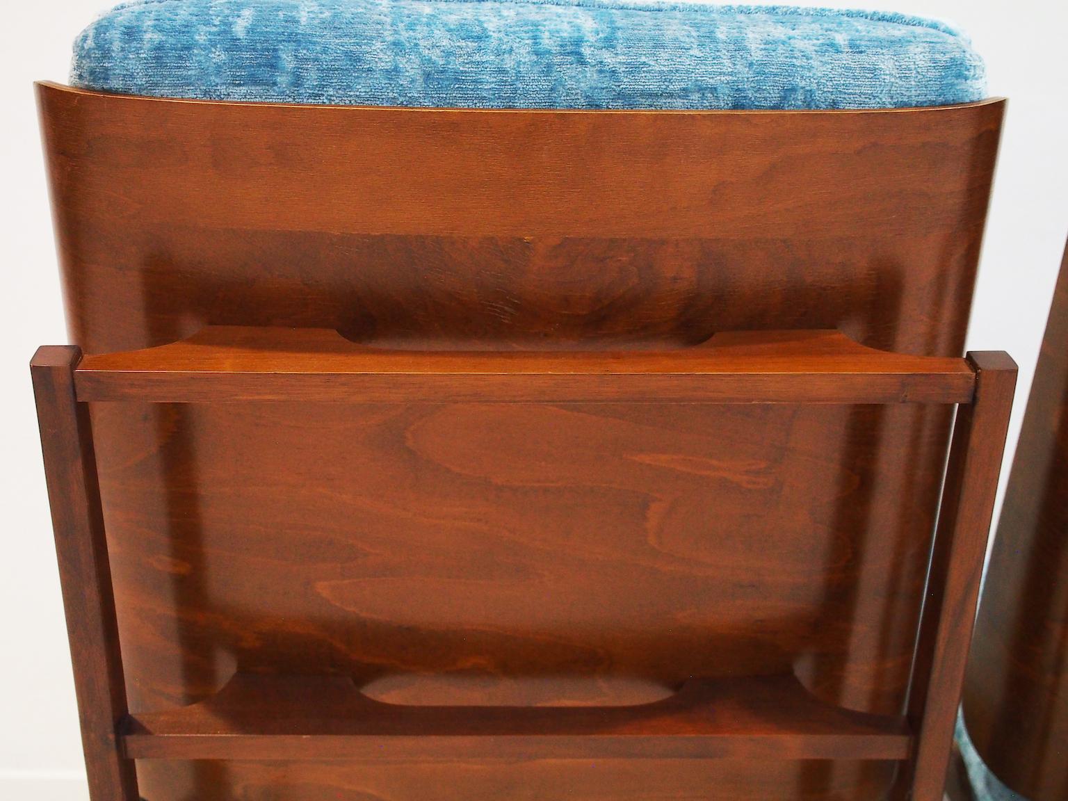 Paar hölzerne Loungesessel mit geformter Sperrholzrückenlehne und blauer Polsterung im Angebot 6