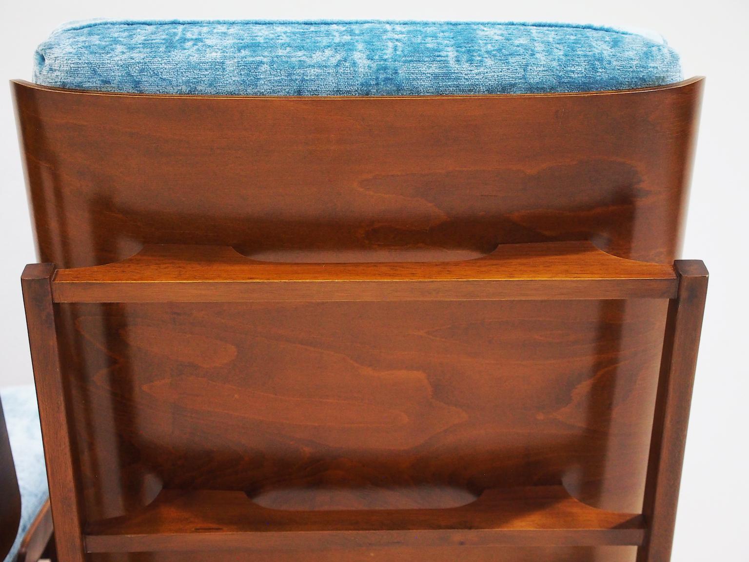 Paar hölzerne Loungesessel mit geformter Sperrholzrückenlehne und blauer Polsterung im Angebot 7