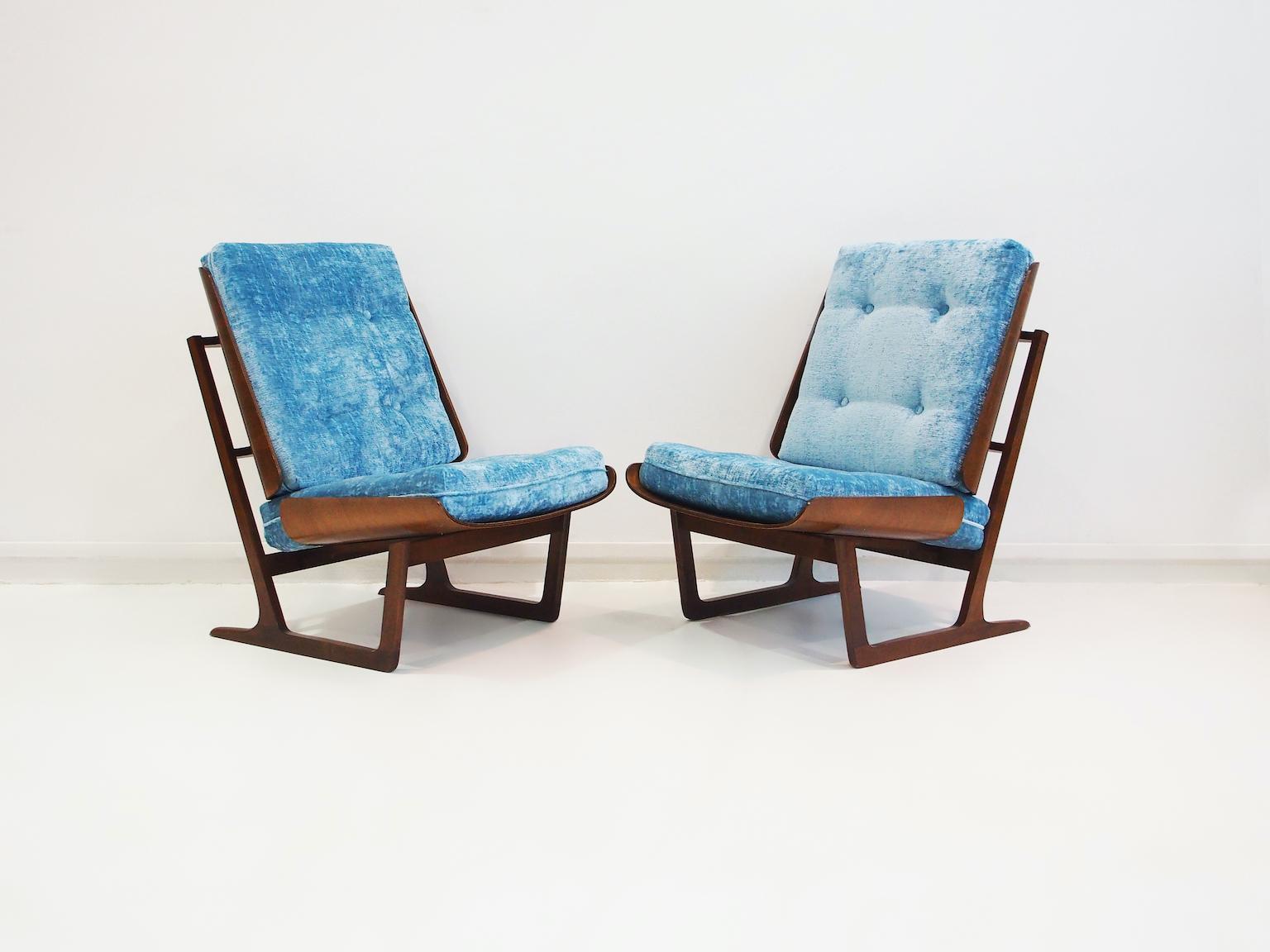 Américain Paire de chaises longues en bois avec dossier en contreplaqué moulé et tissu d'ameublement bleu en vente