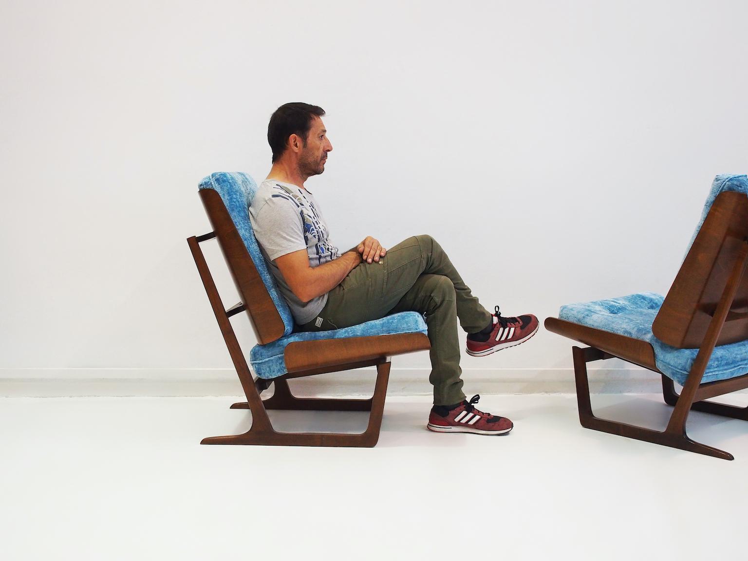 Paar hölzerne Loungesessel mit geformter Sperrholzrückenlehne und blauer Polsterung im Zustand „Gut“ im Angebot in Madrid, ES