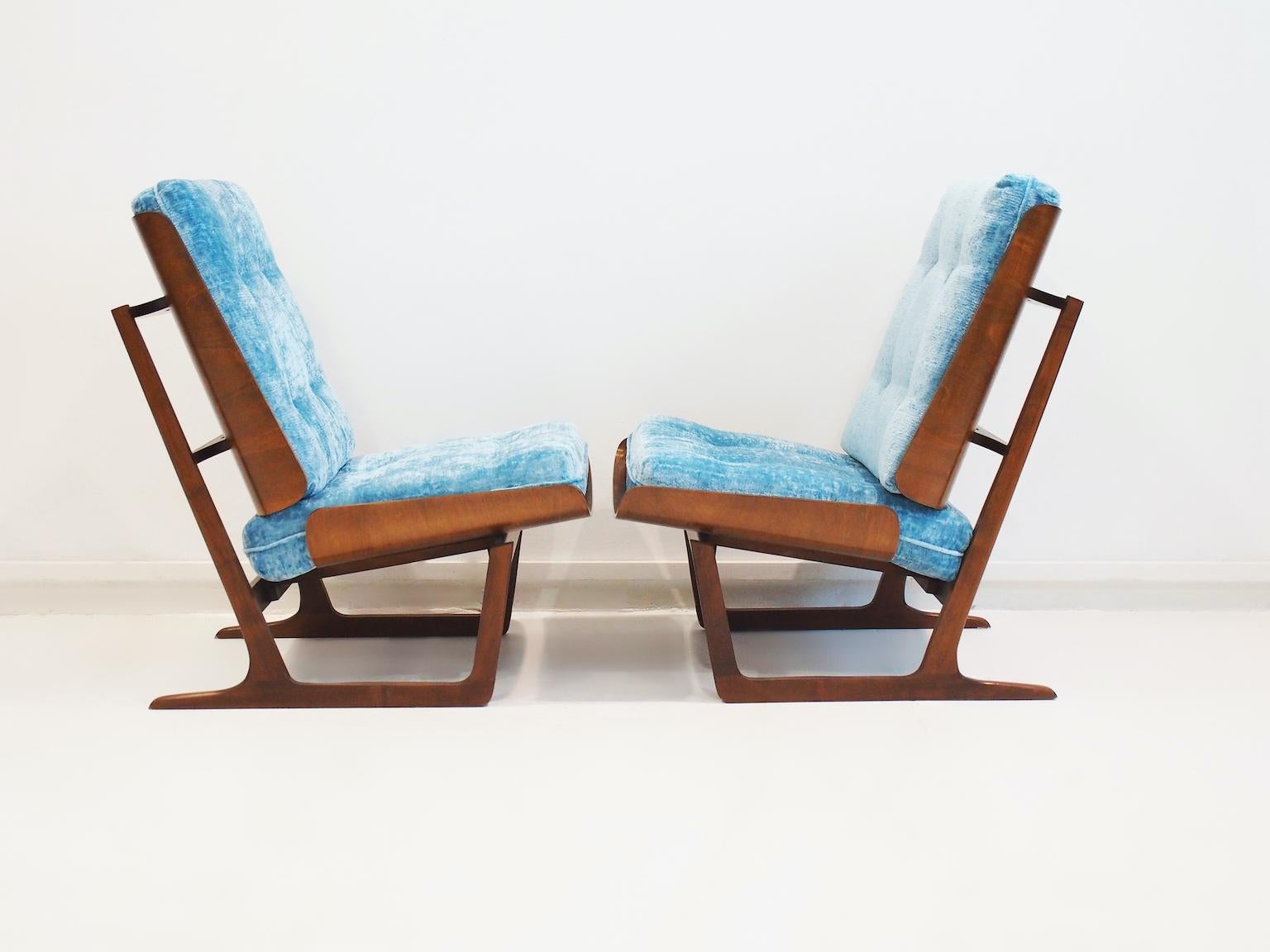 Paar hölzerne Loungesessel mit geformter Sperrholzrückenlehne und blauer Polsterung (20. Jahrhundert) im Angebot
