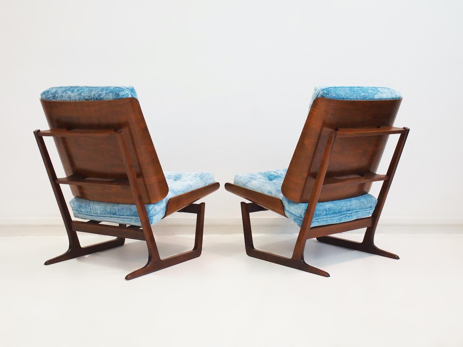 Tissu Paire de chaises longues en bois avec dossier en contreplaqué moulé et tissu d'ameublement bleu en vente