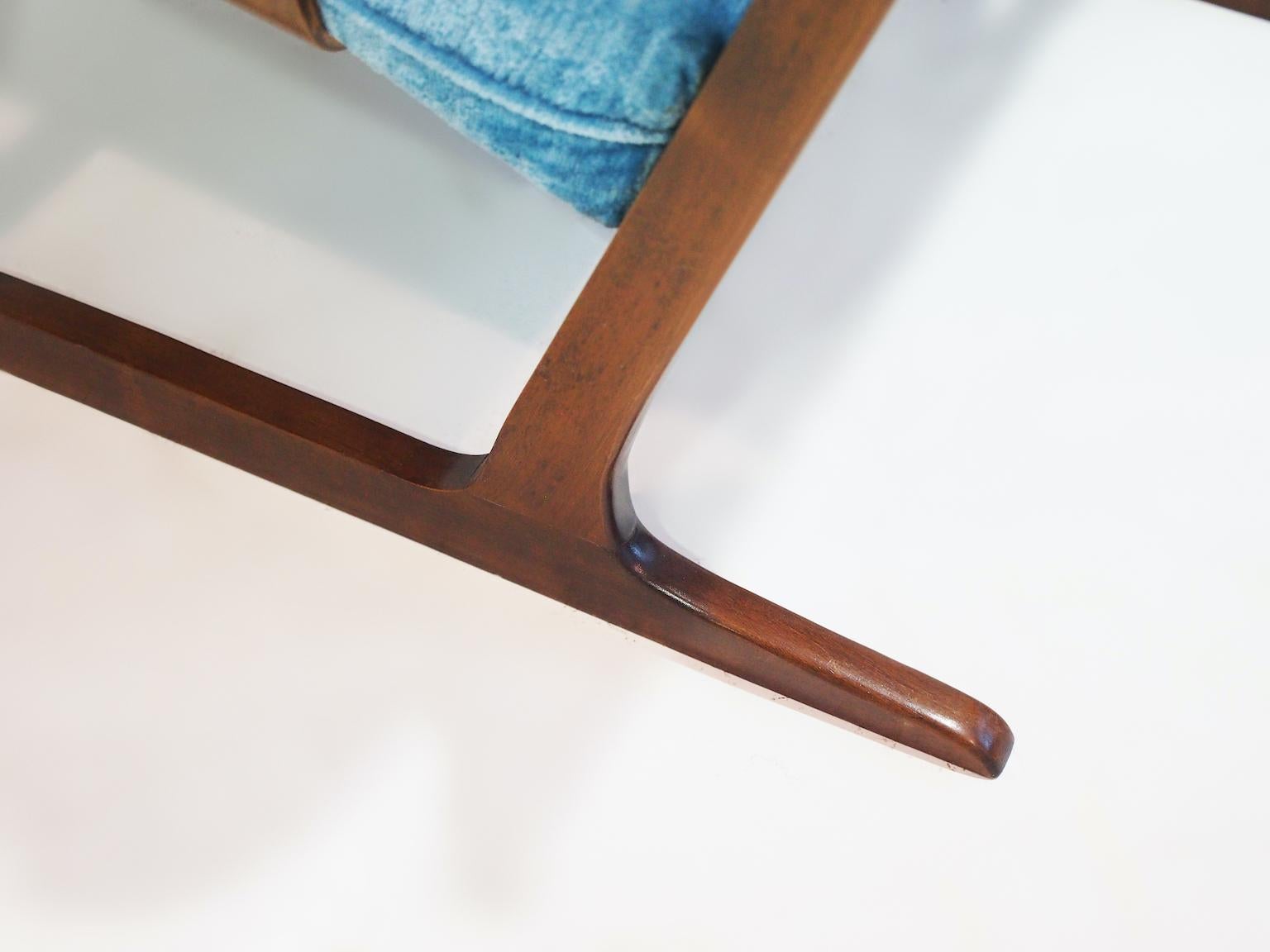 Paire de chaises longues en bois avec dossier en contreplaqué moulé et tissu d'ameublement bleu en vente 2