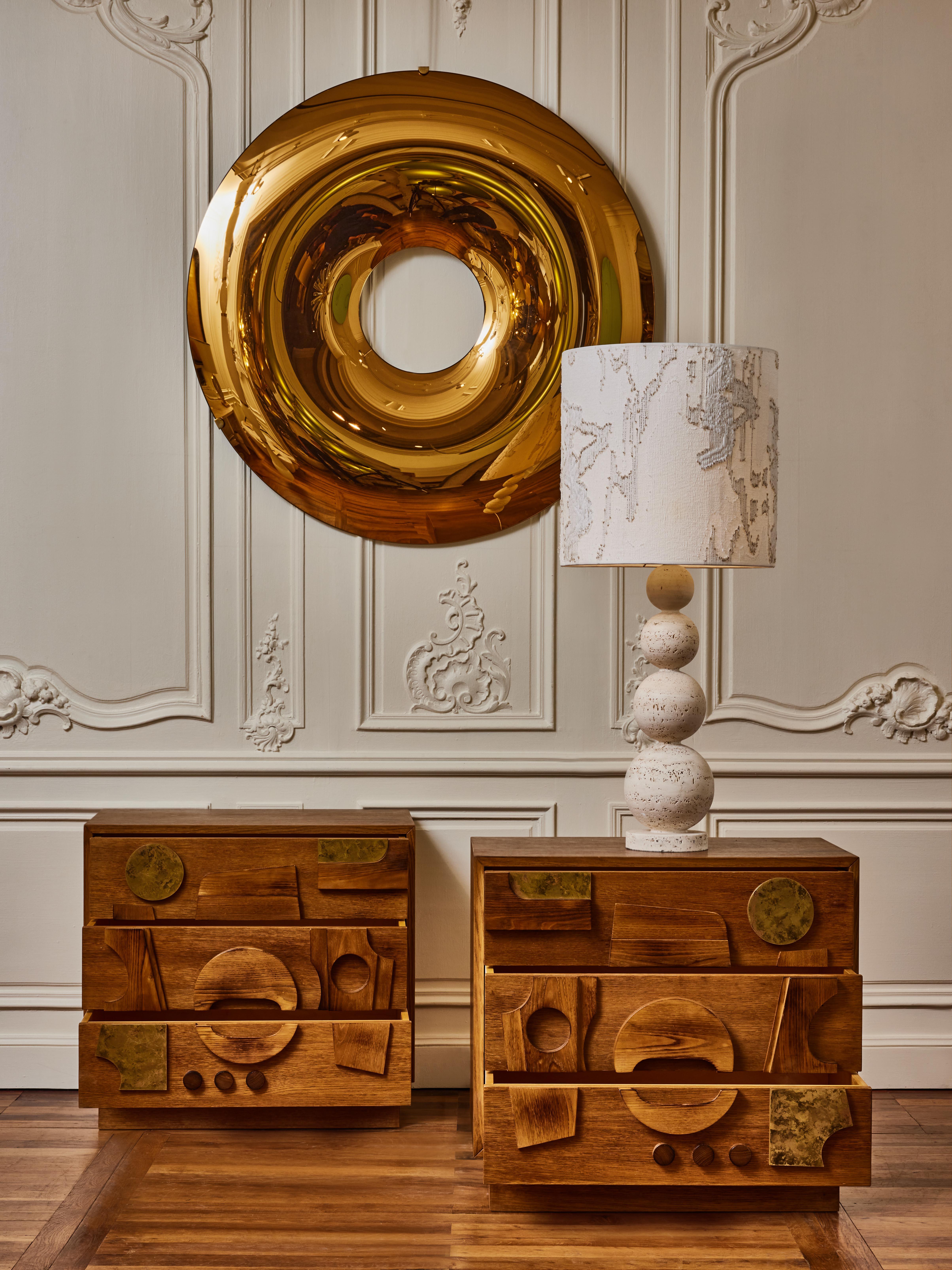 Elegantes Nachttischpaar aus geschnitztem Holz und Messing. 3 Schubladen.
Gestaltung durch das Studio Glustin.
Frankreich, 2022.
 