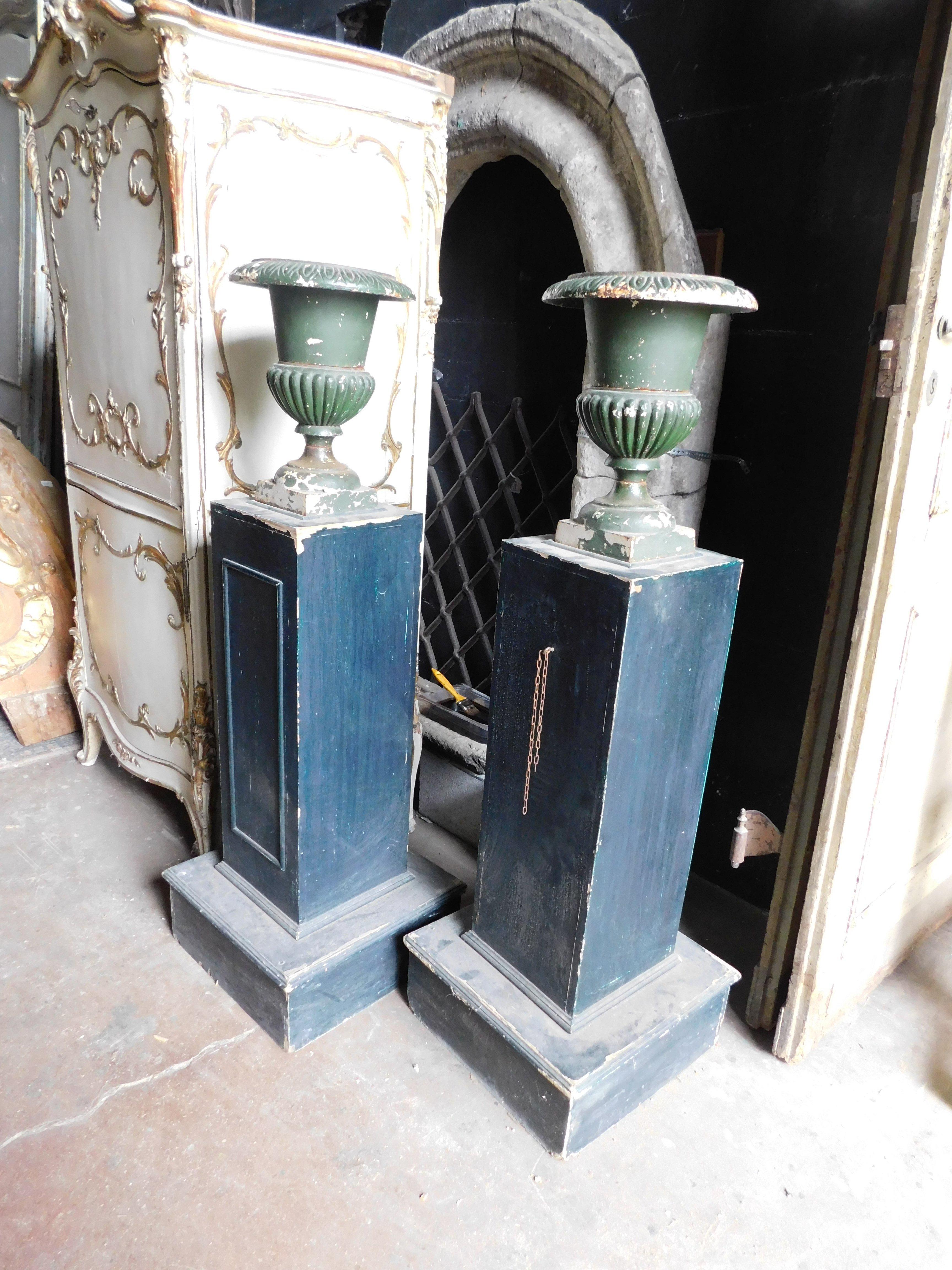 Antica Coppia di colonne in legno laccato verde scuro con vasi in ghisa annessi, non sono divisibili ma di materiali diversi, molto decorativi e belli se collocati in un ingresso di lusso, provenienti dall'Italia (Firenze).
Misure massime per ogni