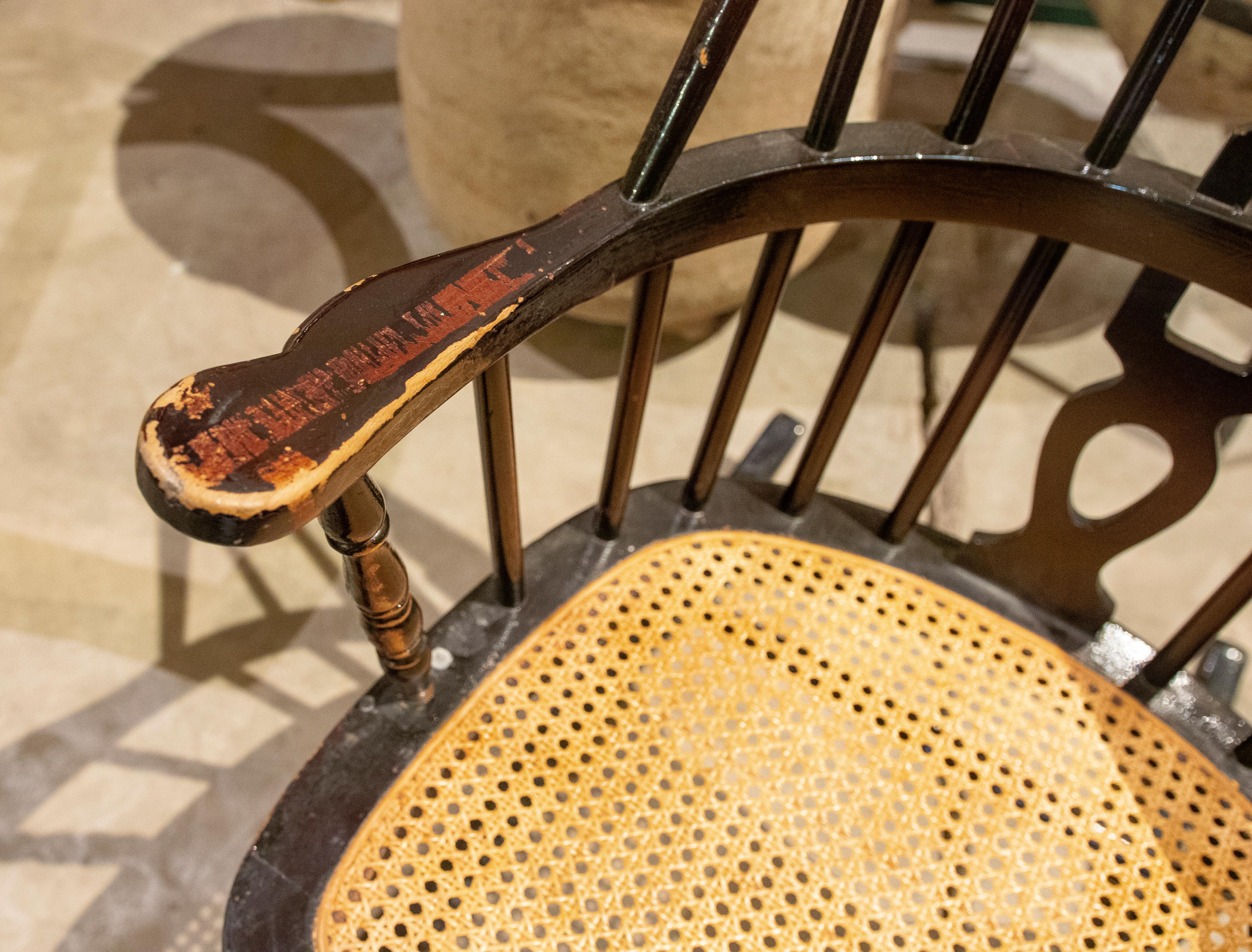 Paire de chaises à bascule en bois avec assise en raphia en vente 7