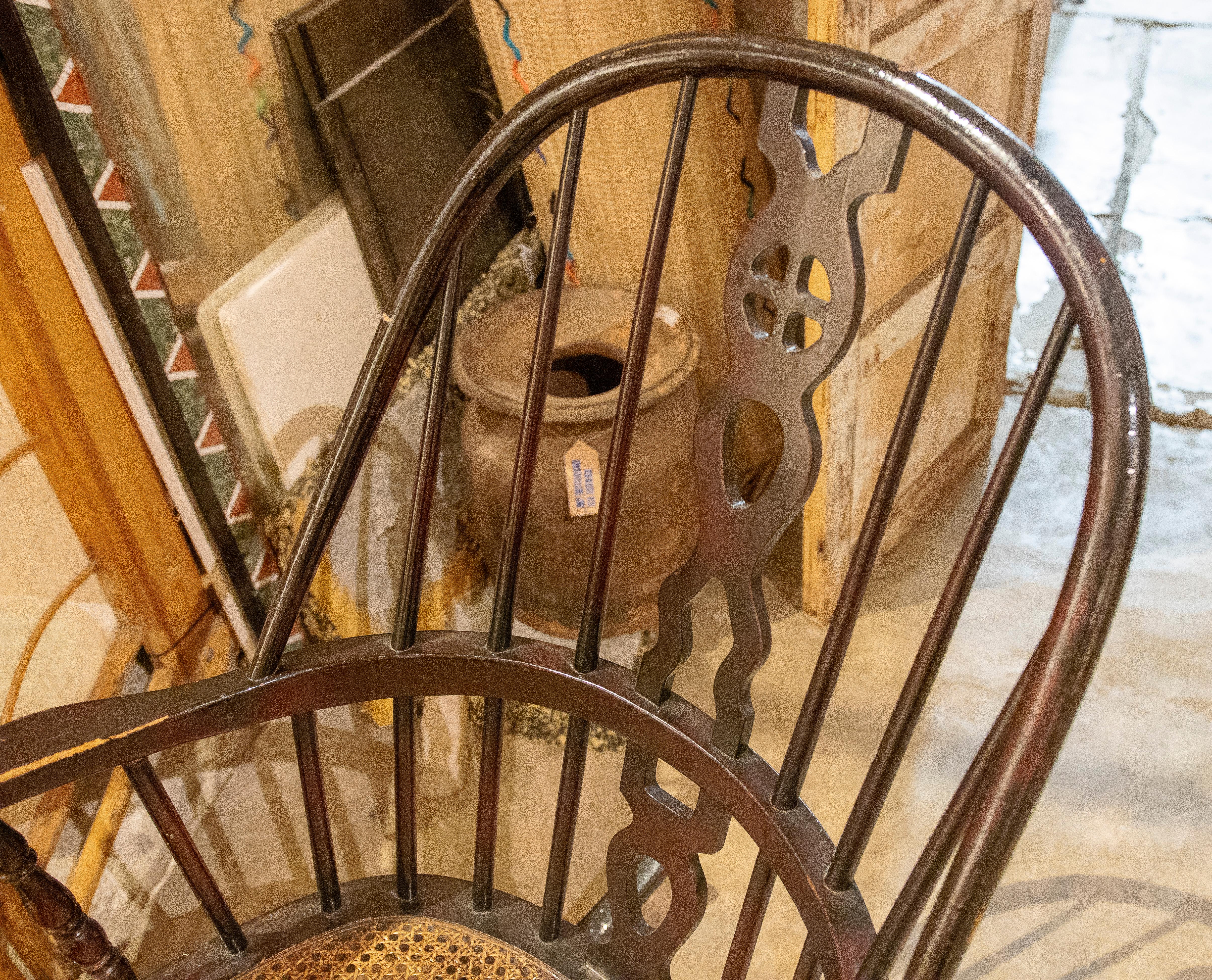 Paire de chaises à bascule en bois avec assise en raphia en vente 8