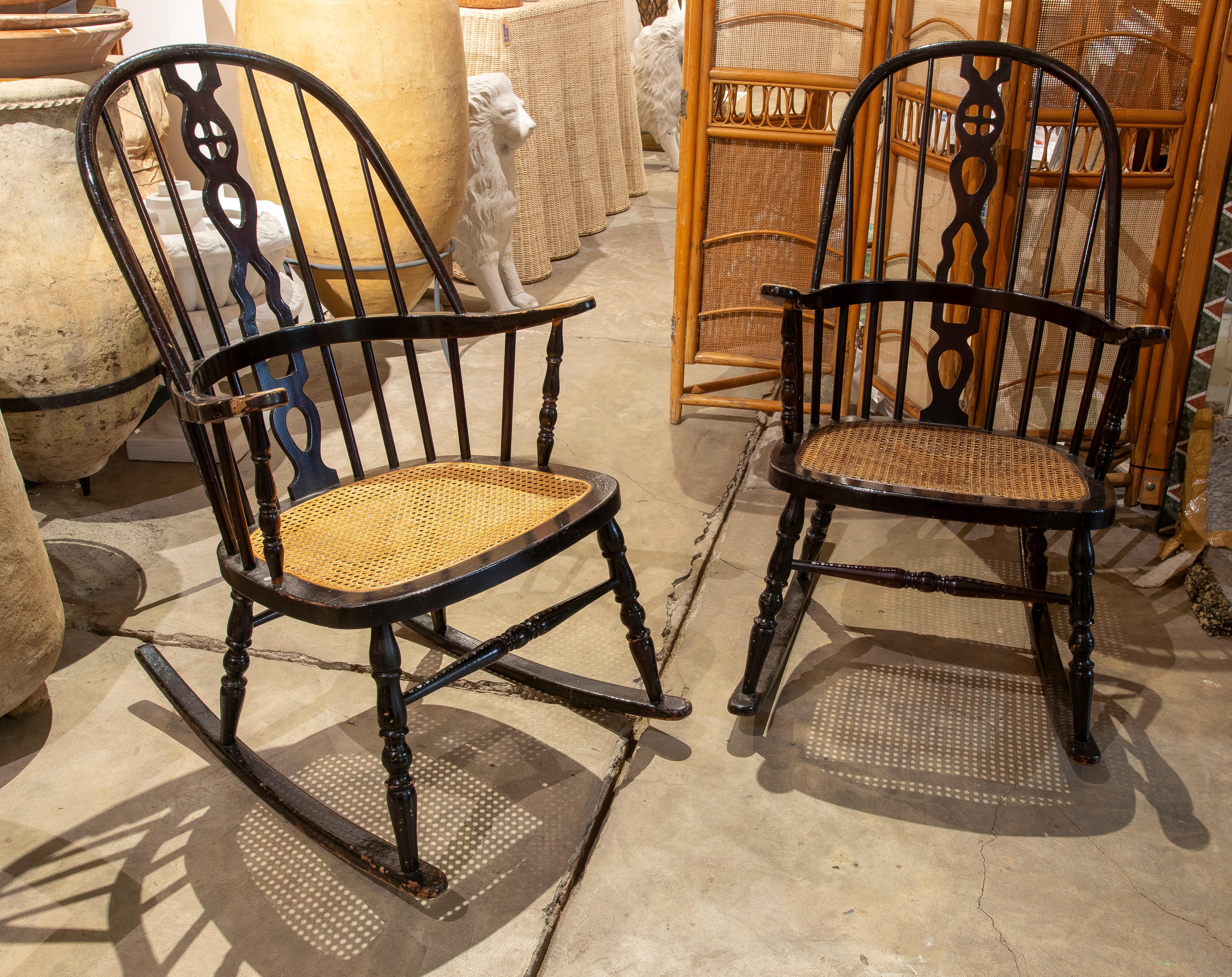 Paire de fauteuils à bascule en bois avec assise en raphia