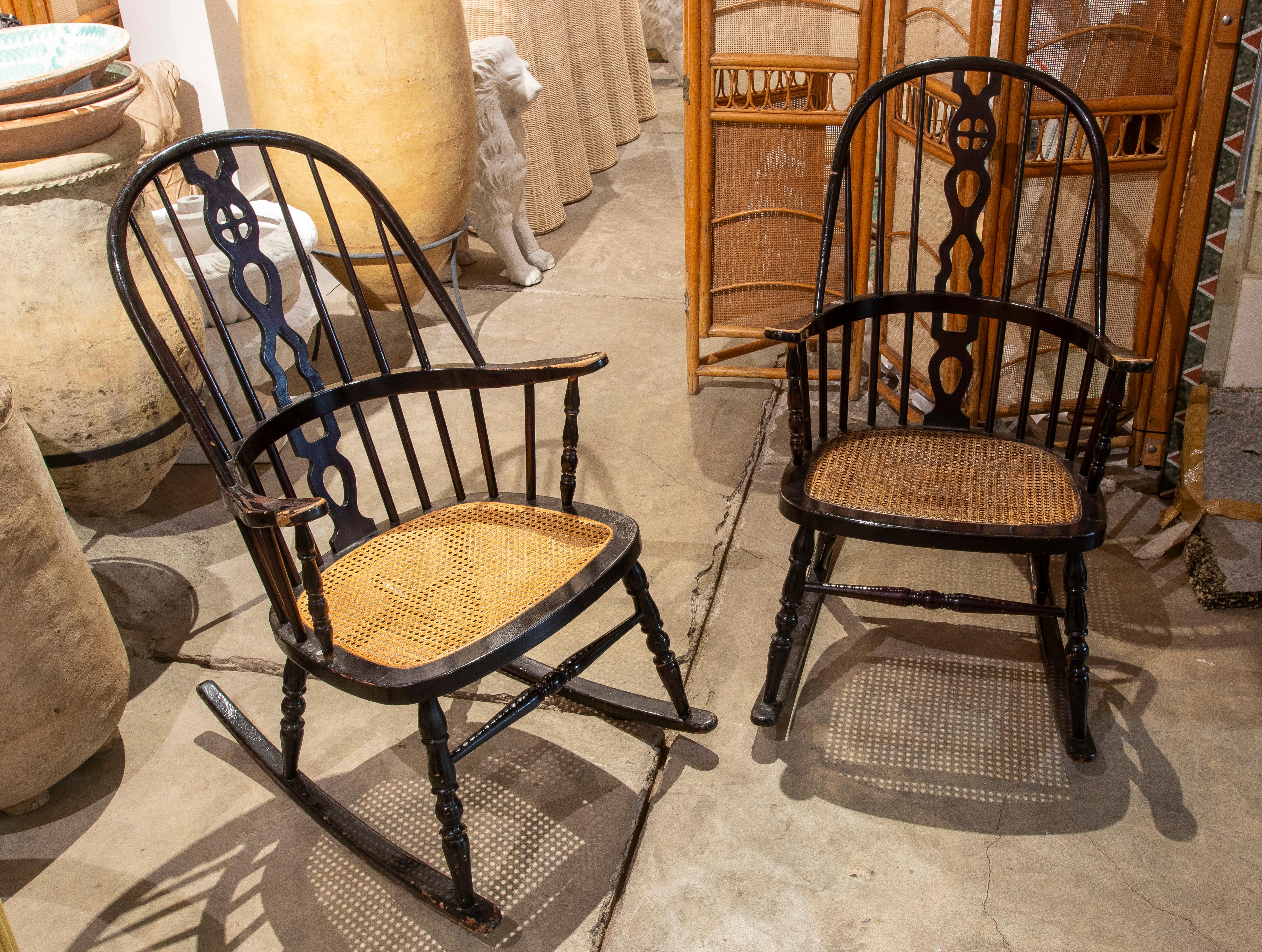 Européen Paire de chaises à bascule en bois avec assise en raphia en vente