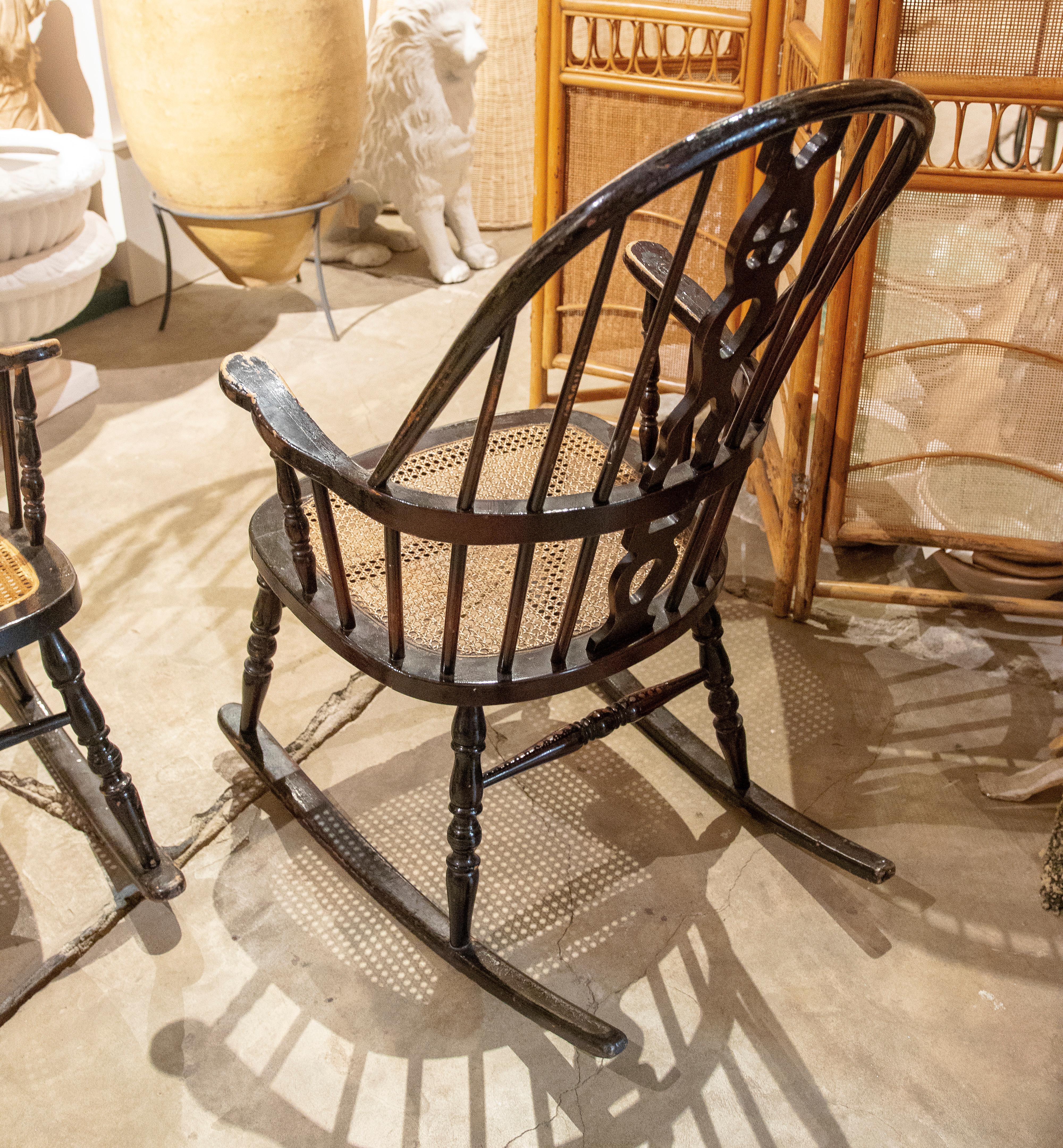20ième siècle Paire de chaises à bascule en bois avec assise en raphia en vente