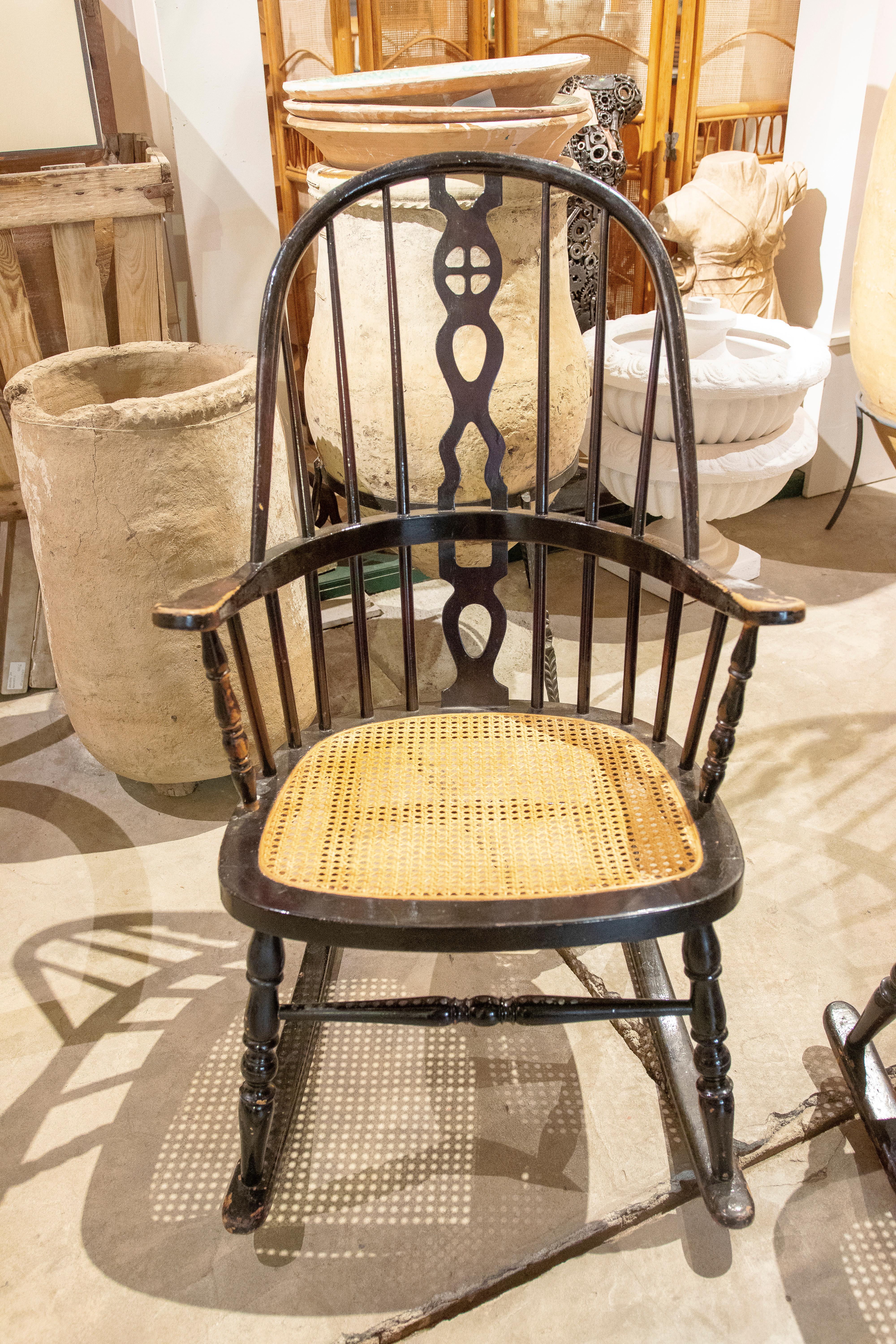 Osier Paire de chaises à bascule en bois avec assise en raphia en vente