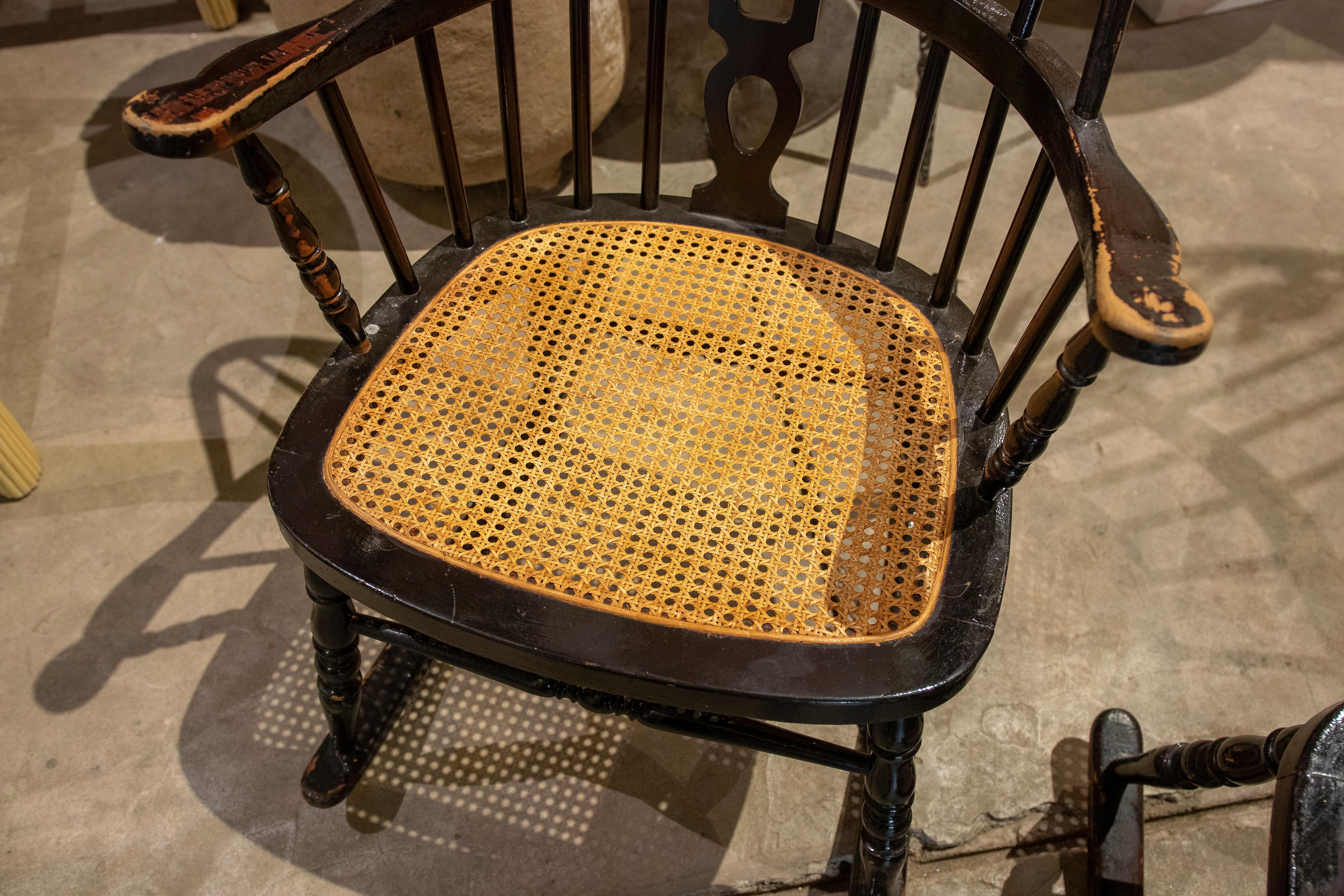Paire de chaises à bascule en bois avec assise en raphia en vente 1