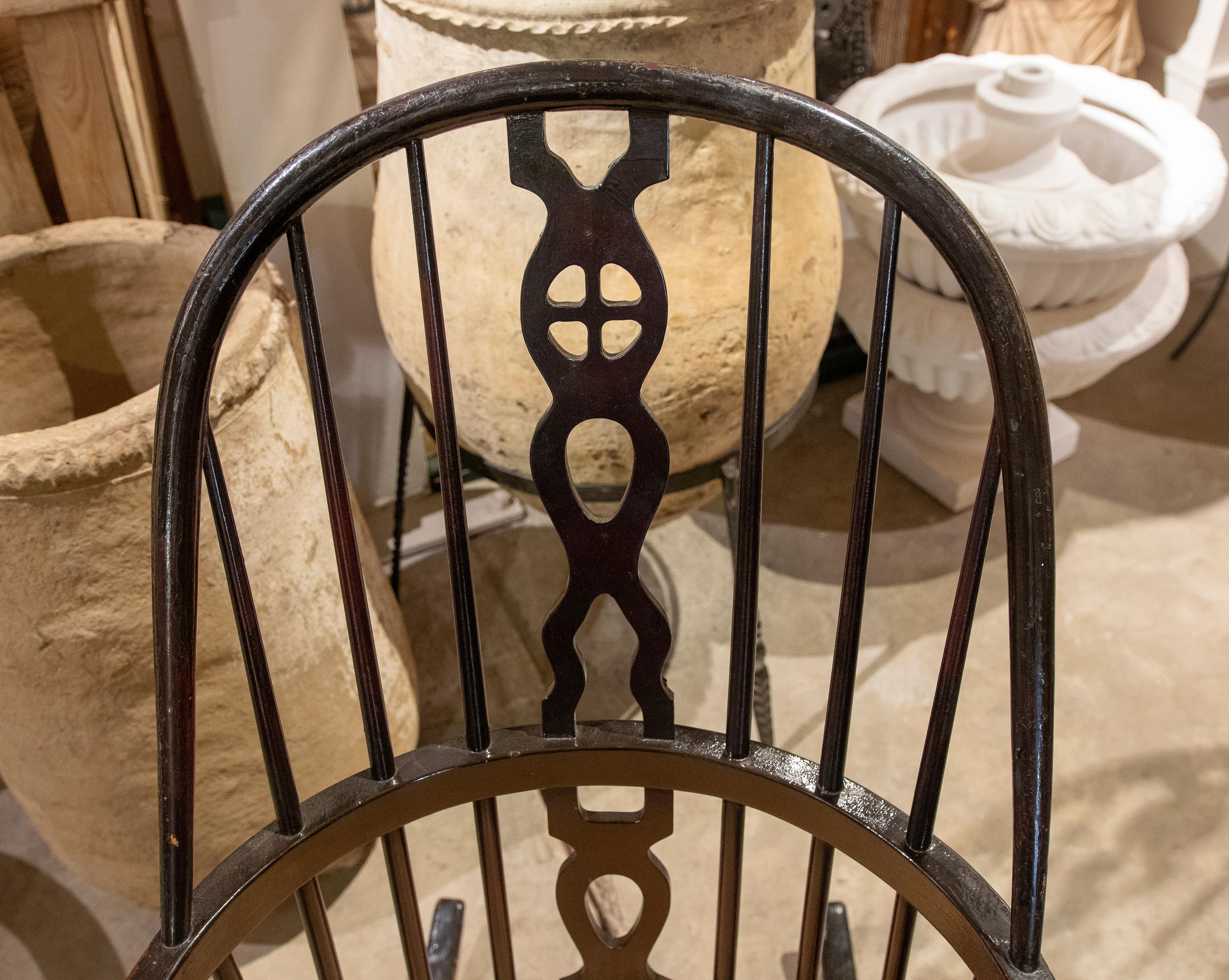 Paire de chaises à bascule en bois avec assise en raphia en vente 3