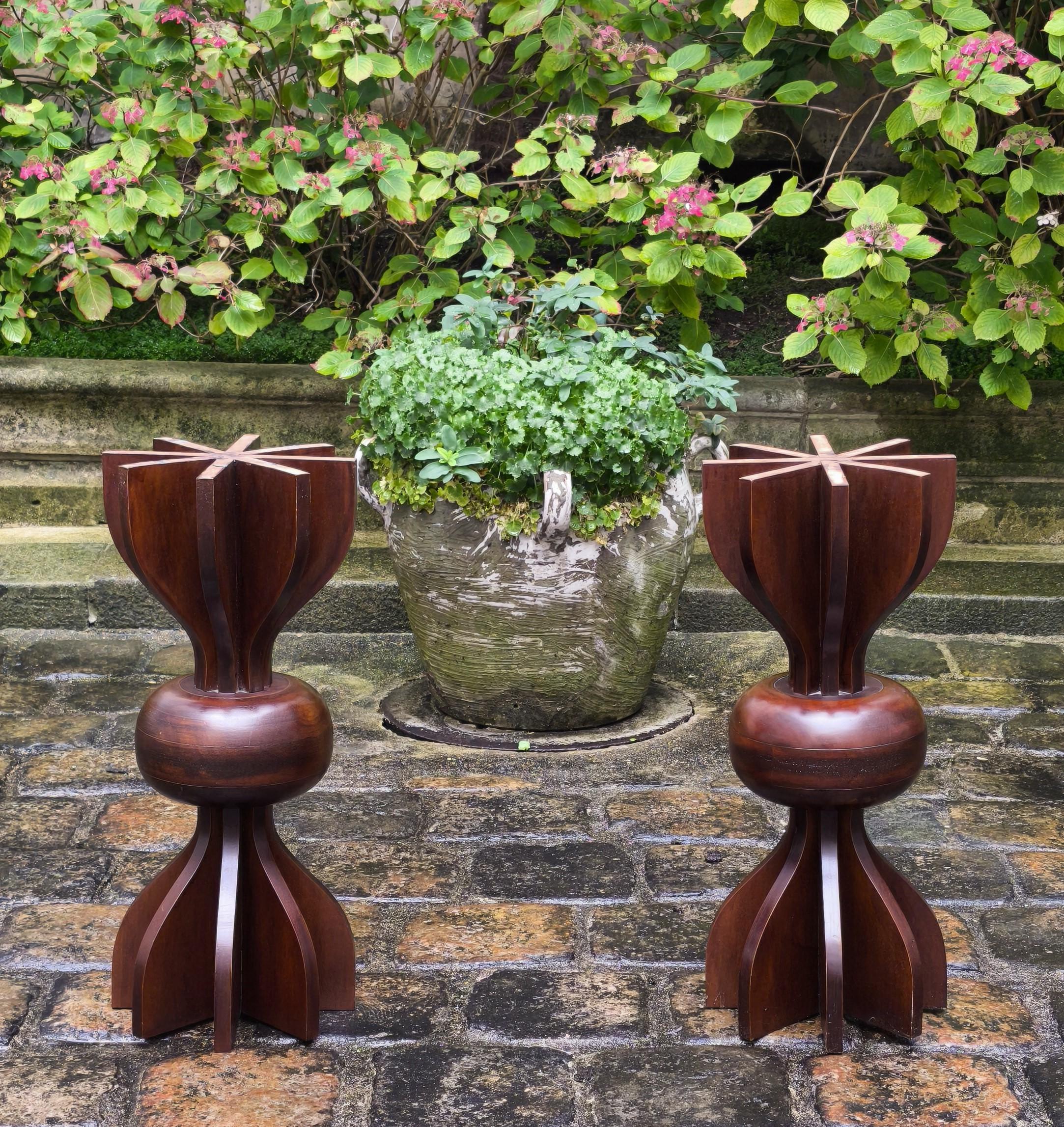 Paire de tables d'appoint, de dessertes, de guéridons et de consoles en bois, des années 1980, dans l'esprit des créations d'Ettore Sottsass.
.
Grâce à leurs dimensions, ils peuvent également servir de base à une table à manger ou à un bureau :
70