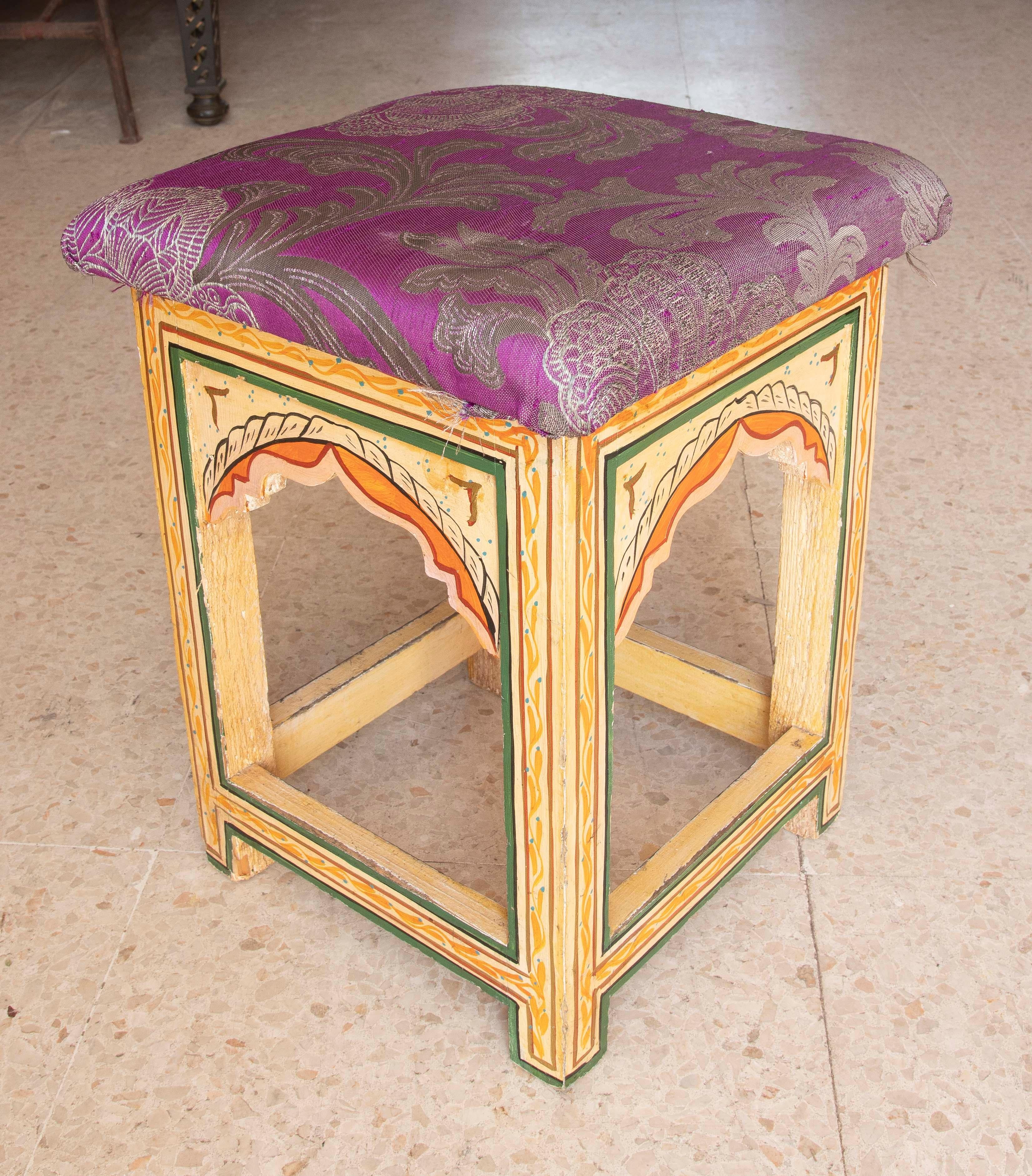 Mauresque Paire de tabourets en bois de style mauresque peints à la main dans des tons ocre en vente